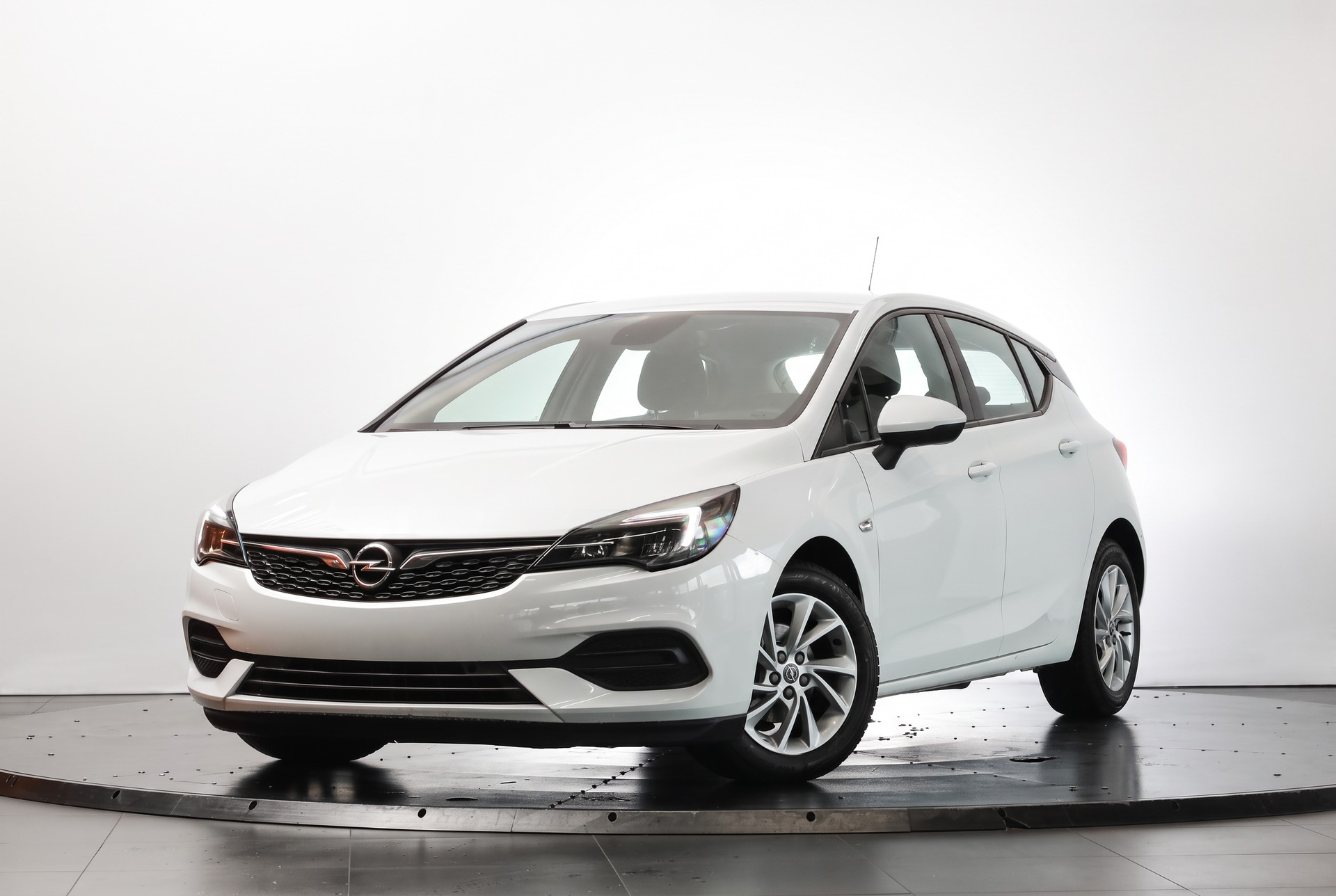 OPEL Astra 1.2i Turbo Edition • 145 ch • Siège ergonomique AGR • Apple CarPlay-image-3