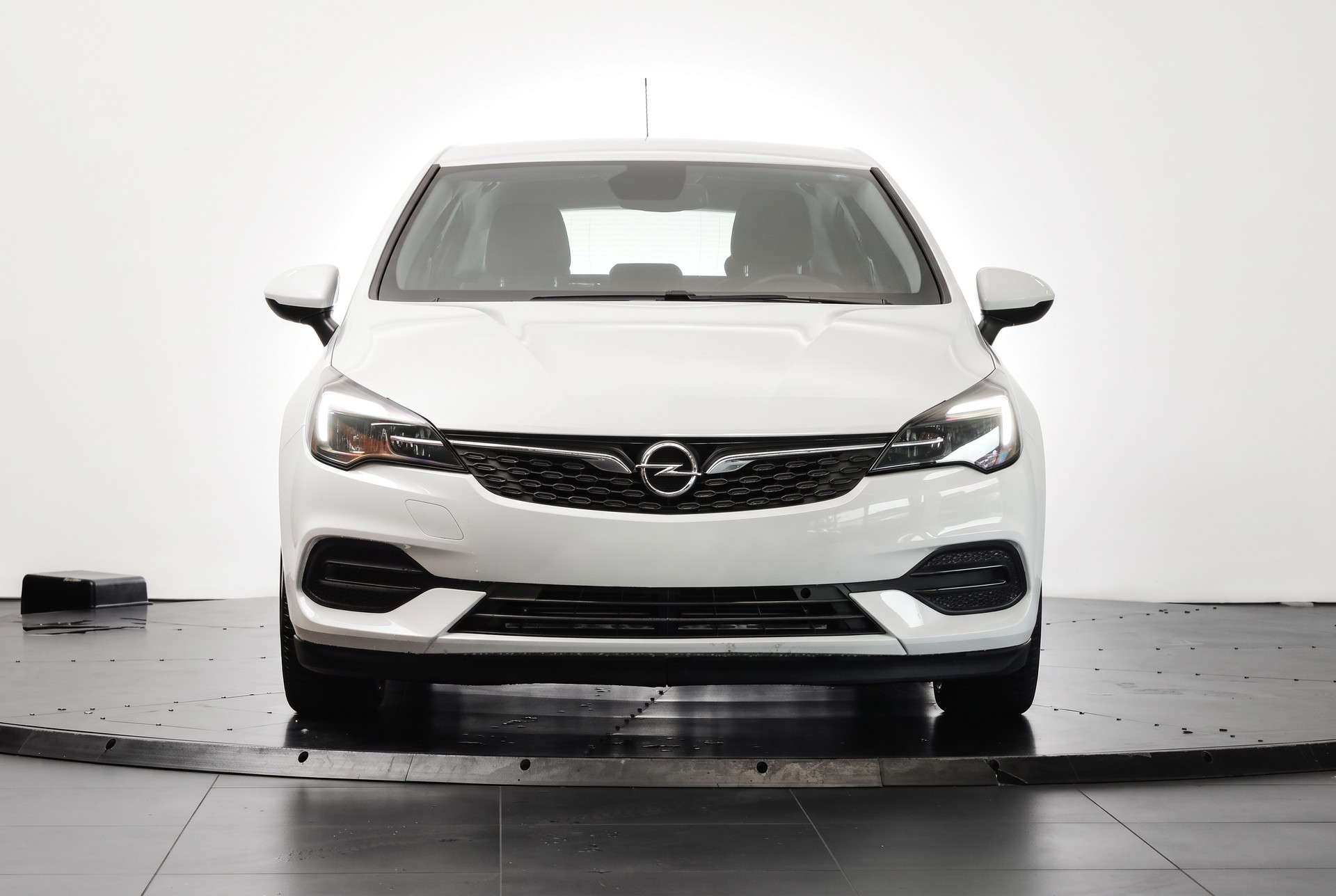 OPEL Astra 1.2i Turbo Edition • 145 ch • Siège ergonomique AGR • Apple CarPlay-image-1