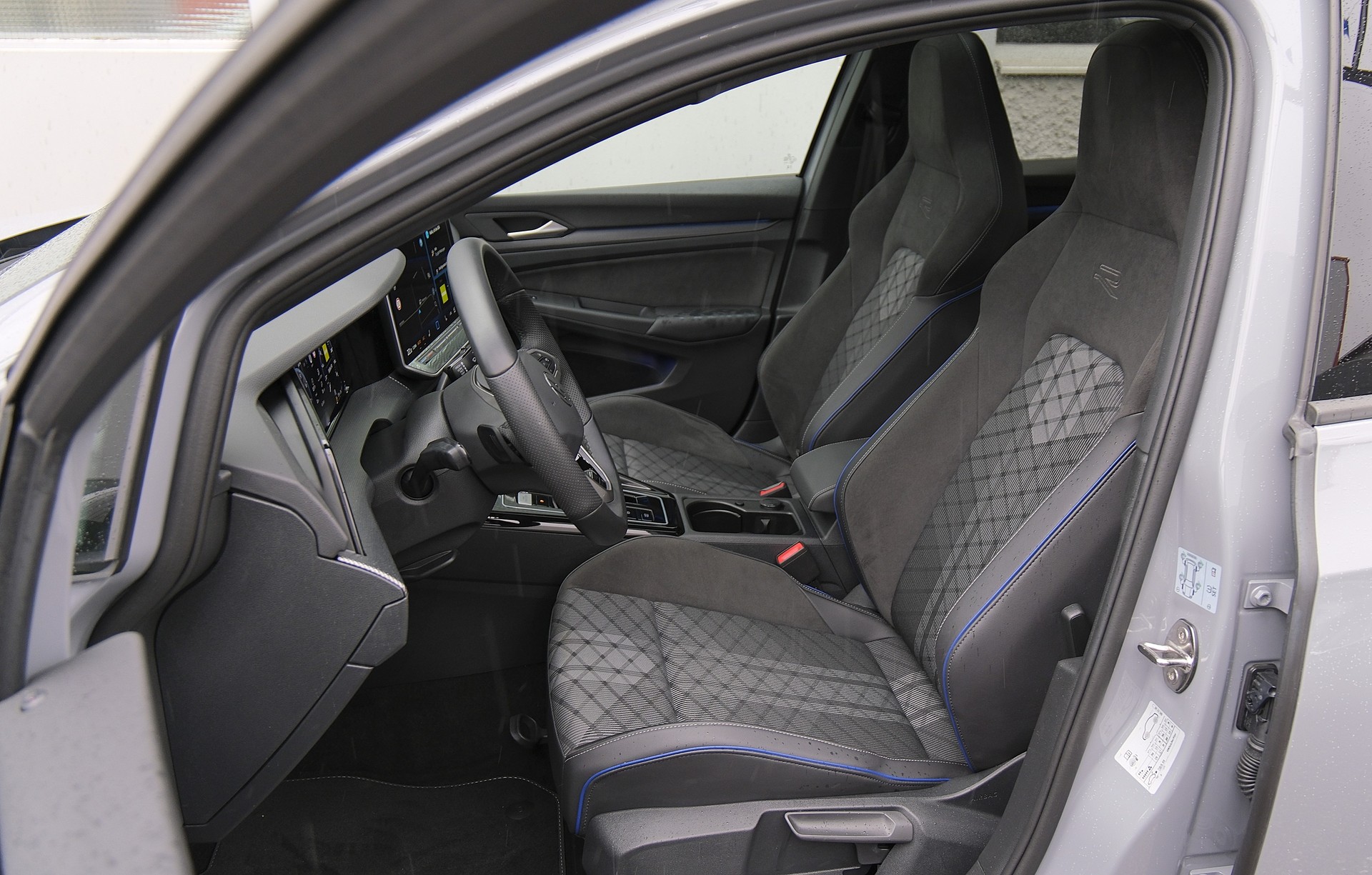 VW Golf 1.5 e TSI mHEV R-Line DSG " Black Style "-image-4