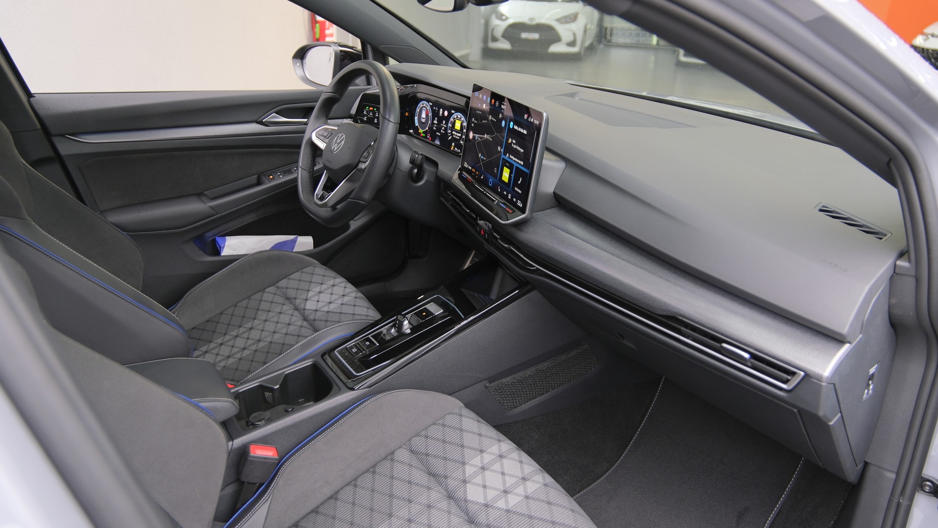 VW Golf 1.5 e TSI mHEV R-Line DSG " Black Style "-image-15