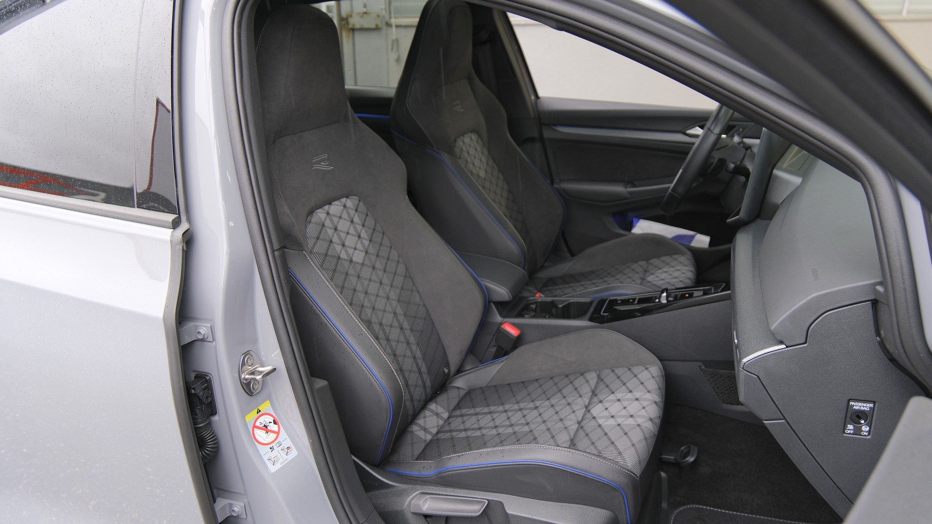 VW Golf 1.5 e TSI mHEV R-Line DSG " Black Style "-image-16