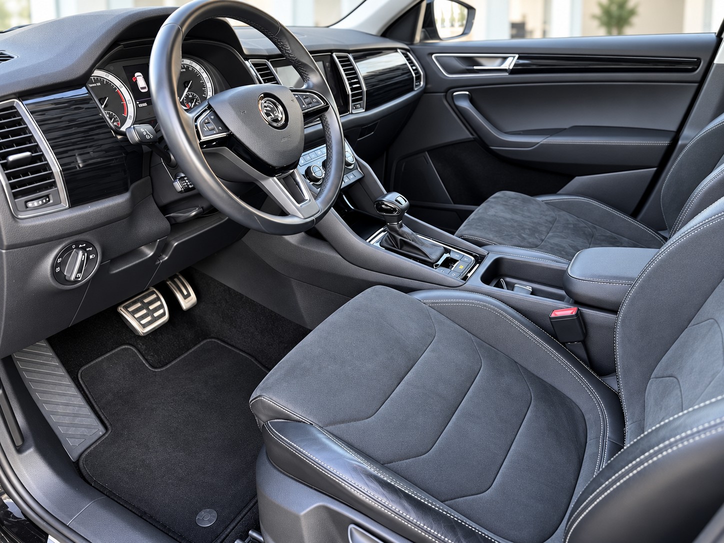 SKODA Kodiaq 1.5 TSI ACT Style 4x4 ** Frisch ab MFK und Service ** 1. Hand ** AHK ** 7-Plätzer **-image-3