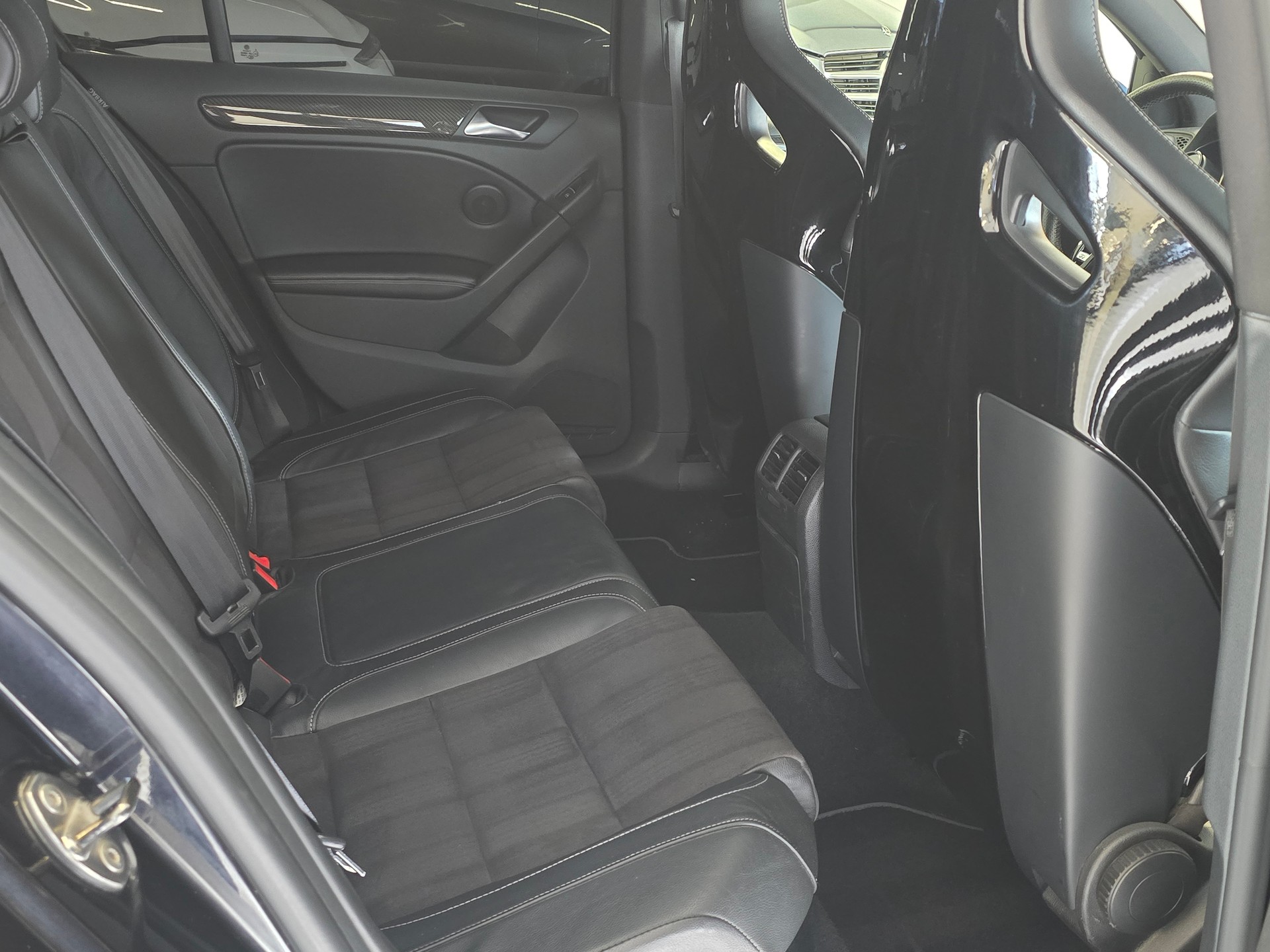 VW Golf 2.0 TSI R 4Motion-image-10
