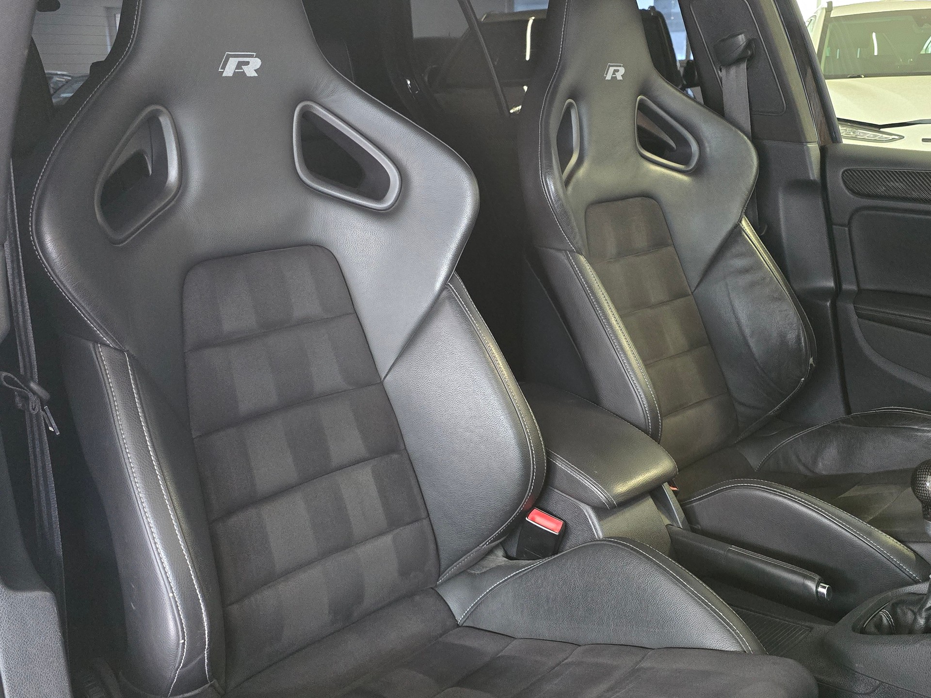 VW Golf 2.0 TSI R 4Motion-image-6