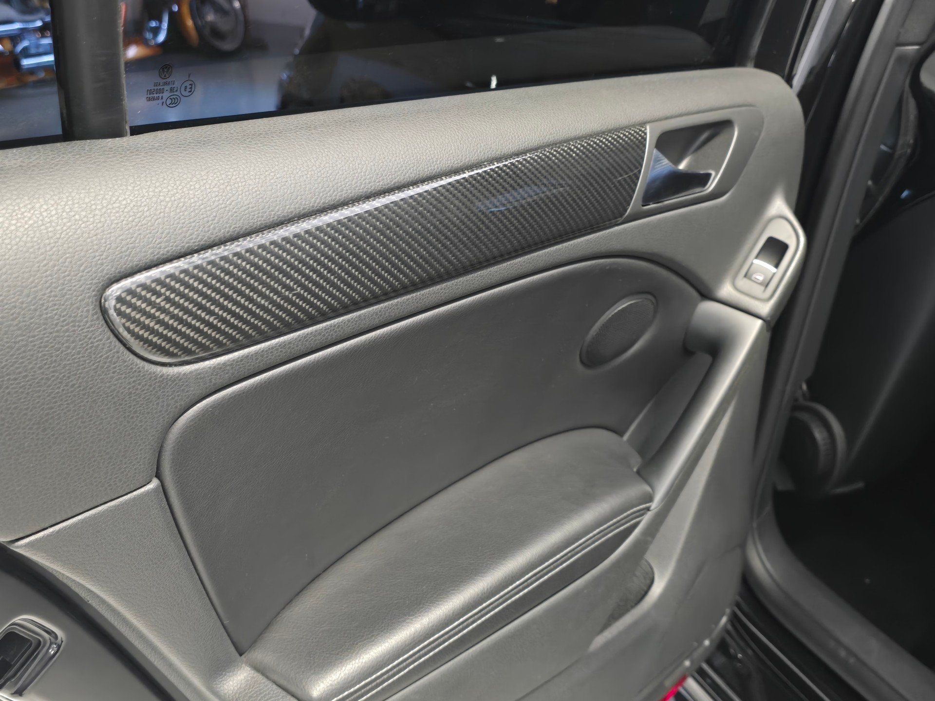 VW Golf 2.0 TSI R 4Motion-image-12