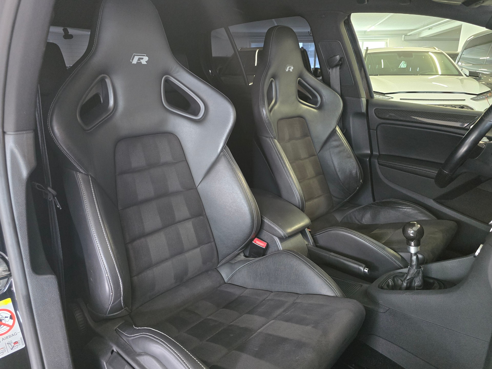VW Golf 2.0 TSI R 4Motion-image-7