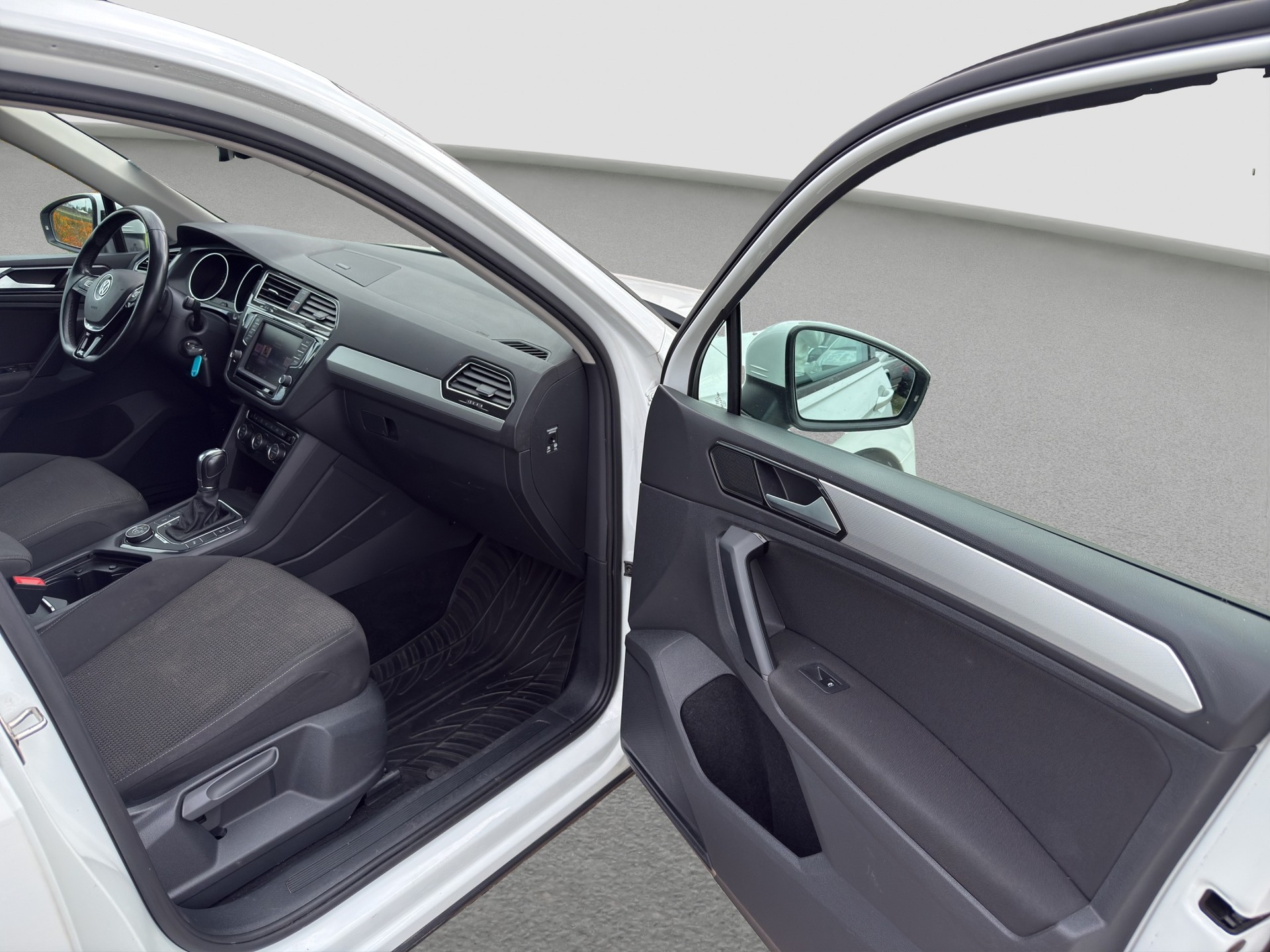 VW Tiguan 2.0 TDI SCR Comfortline 4Motion DSG ** Frisch ab MFK und Service ** CH Auto ** 1. Hand **-image-12