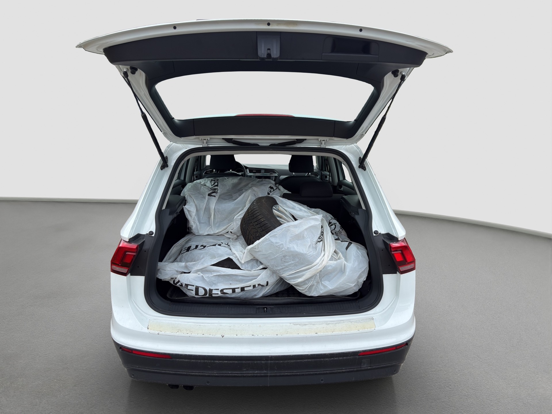 VW Tiguan 2.0 TDI SCR Comfortline 4Motion DSG ** Frisch ab MFK und Service ** CH Auto ** 1. Hand **-image-11