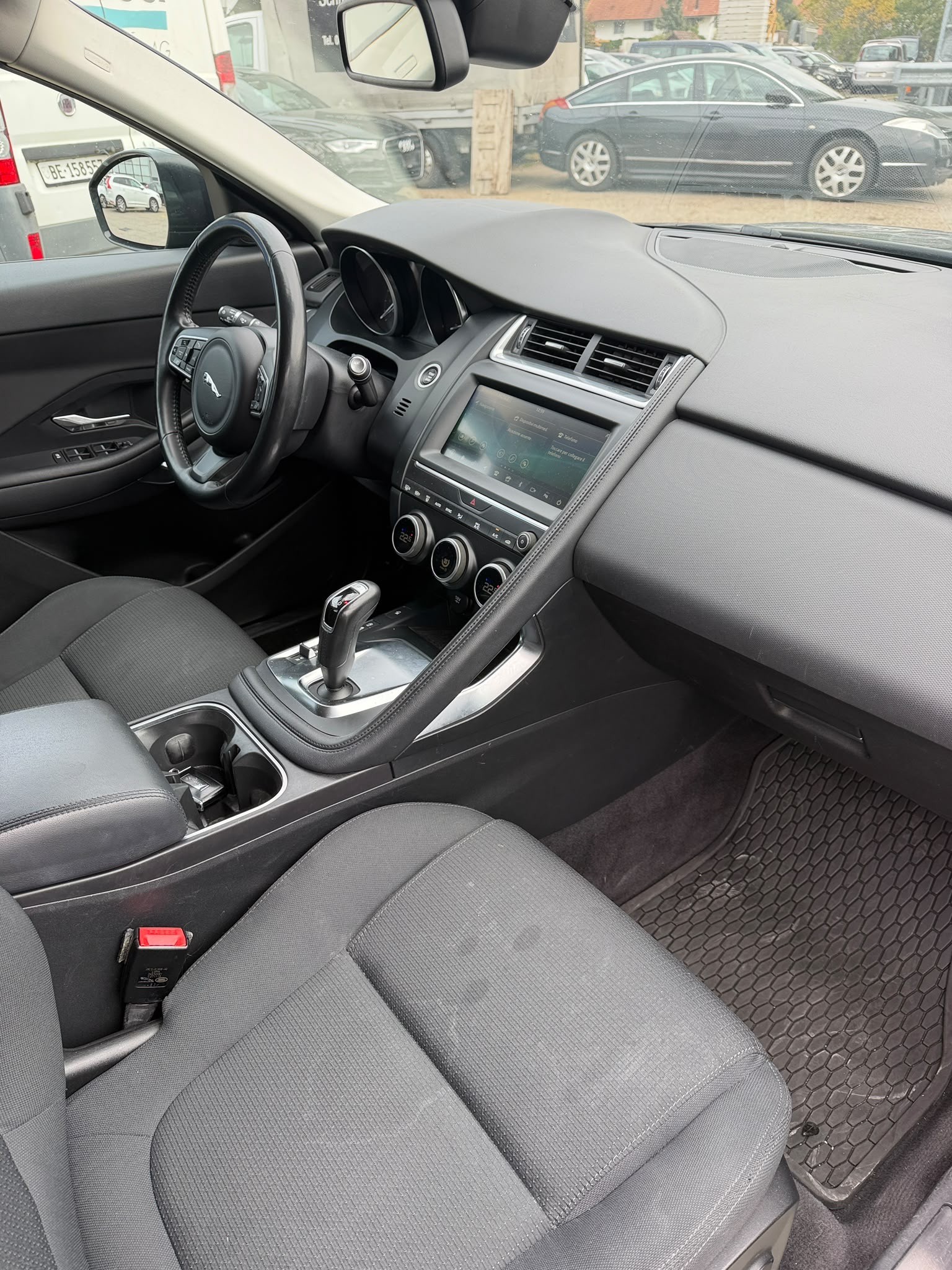 JAGUAR E-Pace P200 R-Dynamic AWD Automatik-image-10