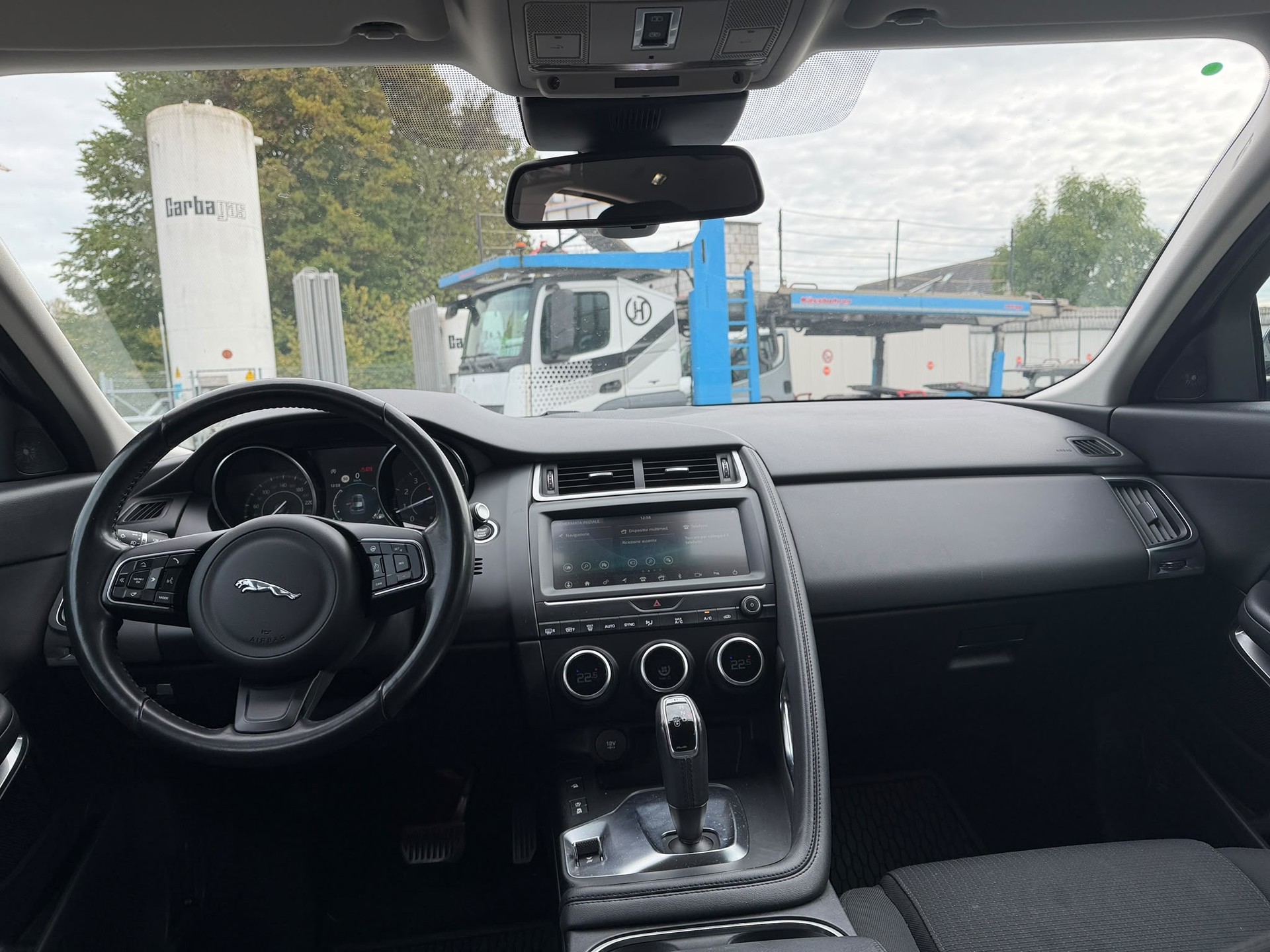 JAGUAR E-Pace P200 R-Dynamic AWD Automatik-image-9