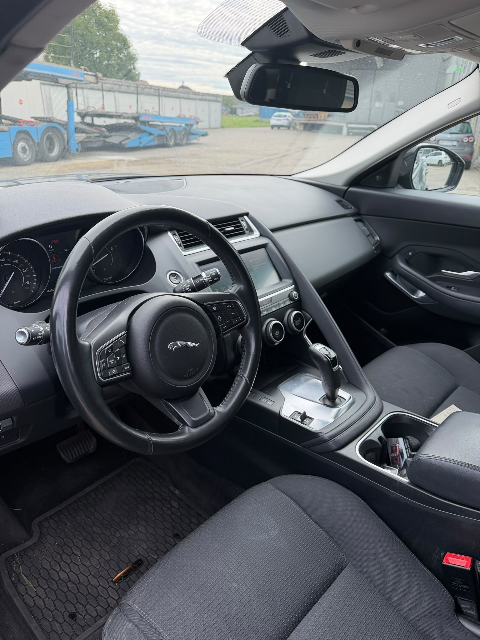 JAGUAR E-Pace P200 R-Dynamic AWD Automatik-image-8