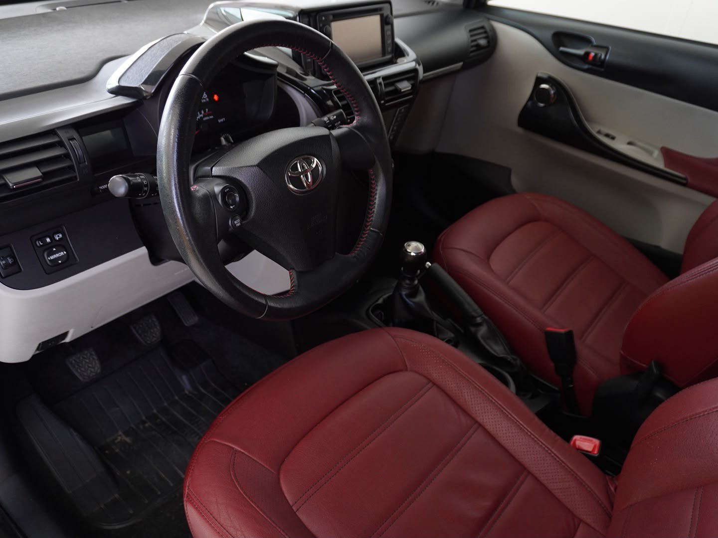 TOYOTA iQ 1.33 Dual VVT-i Luna-image-2