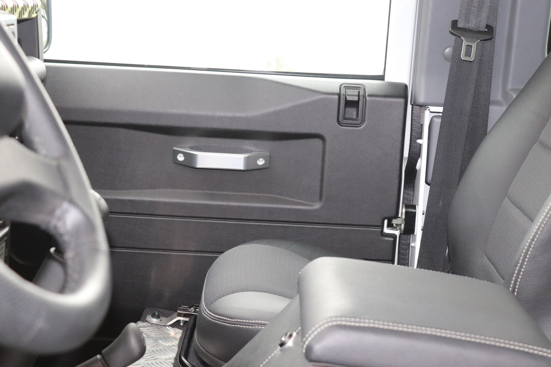 LAND ROVER Defender 90 2.2 TD4 Station Wagon SE-image-6