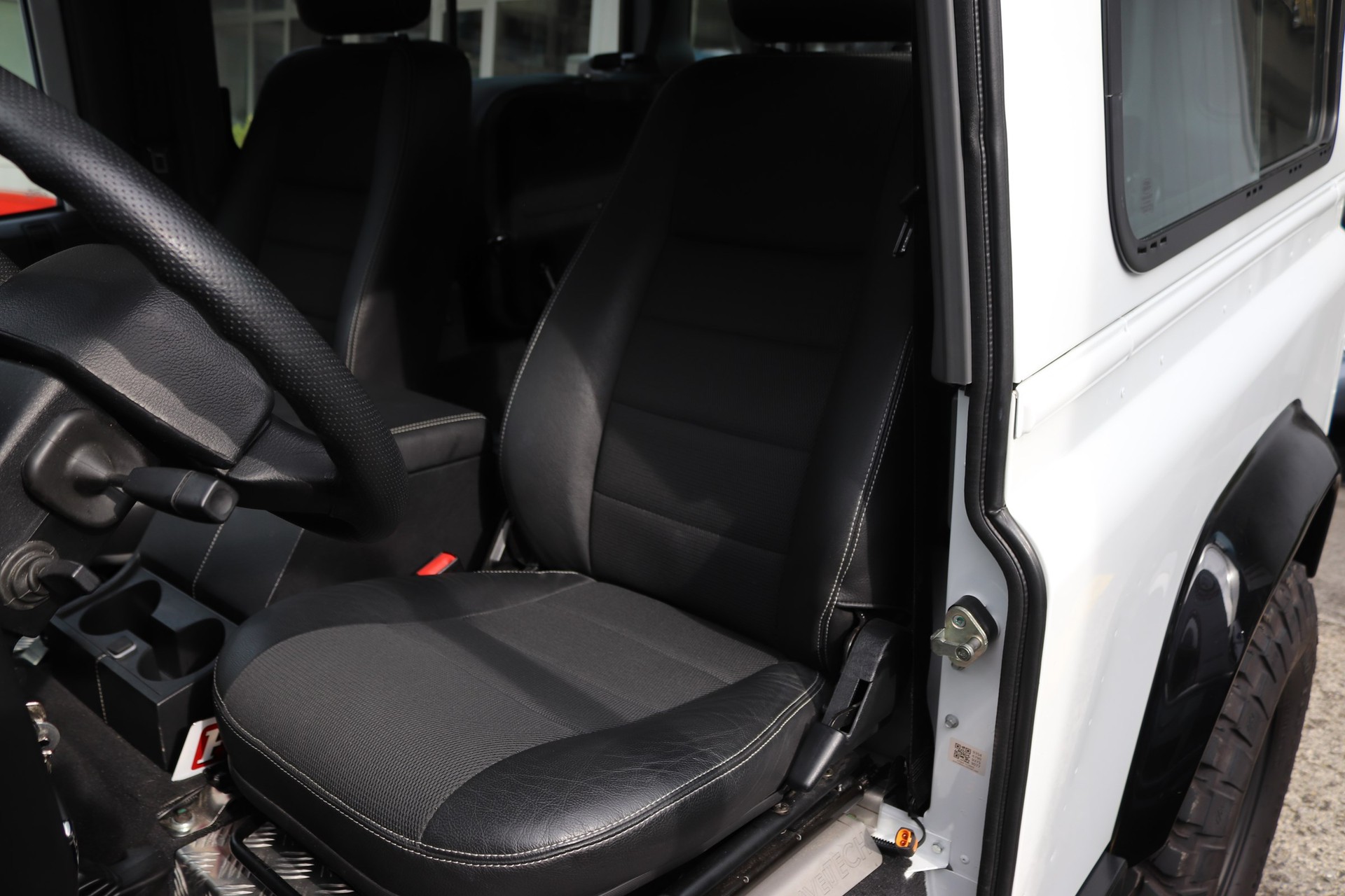 LAND ROVER Defender 90 2.2 TD4 Station Wagon SE-image-3