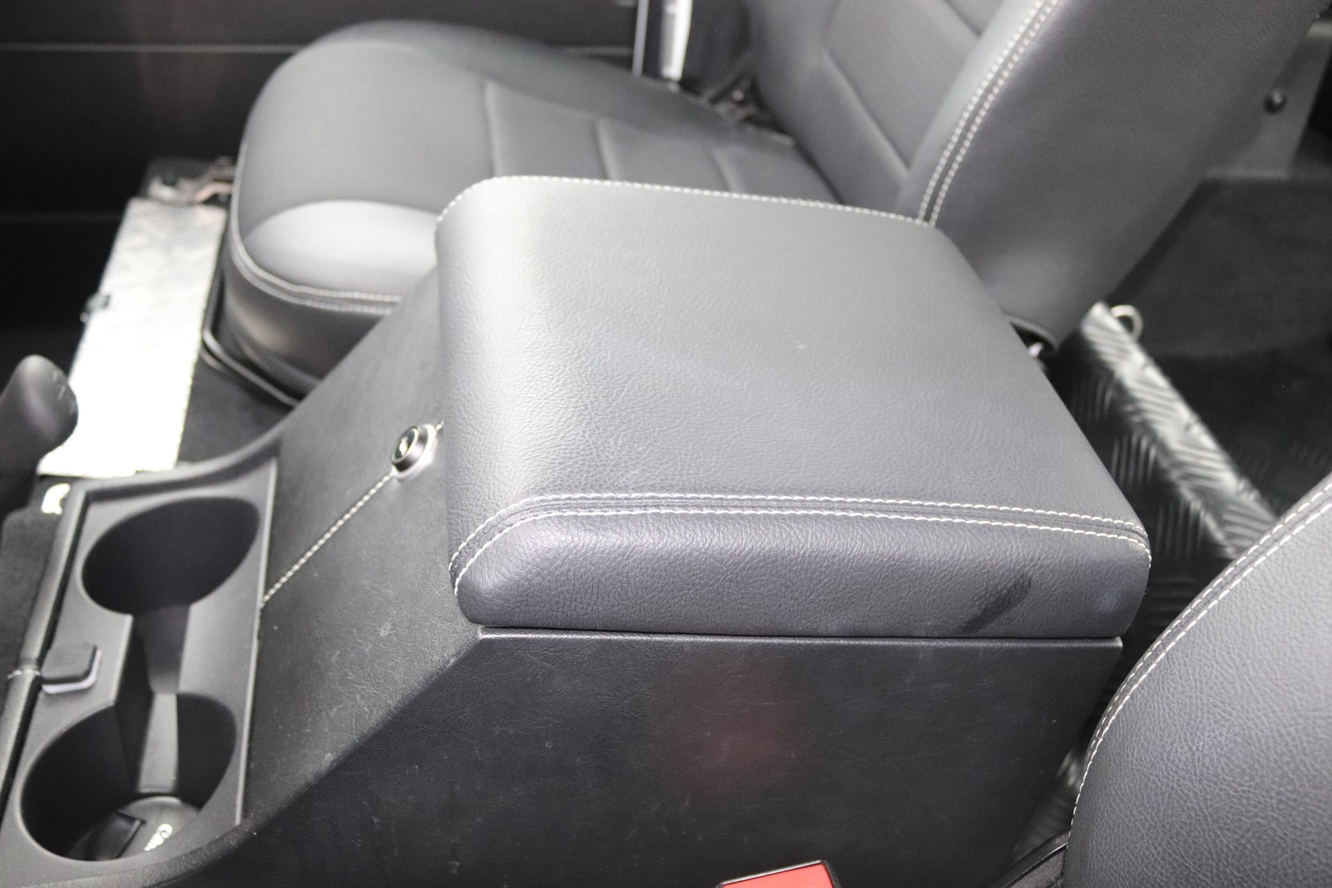 LAND ROVER Defender 90 2.2 TD4 Station Wagon SE-image-5