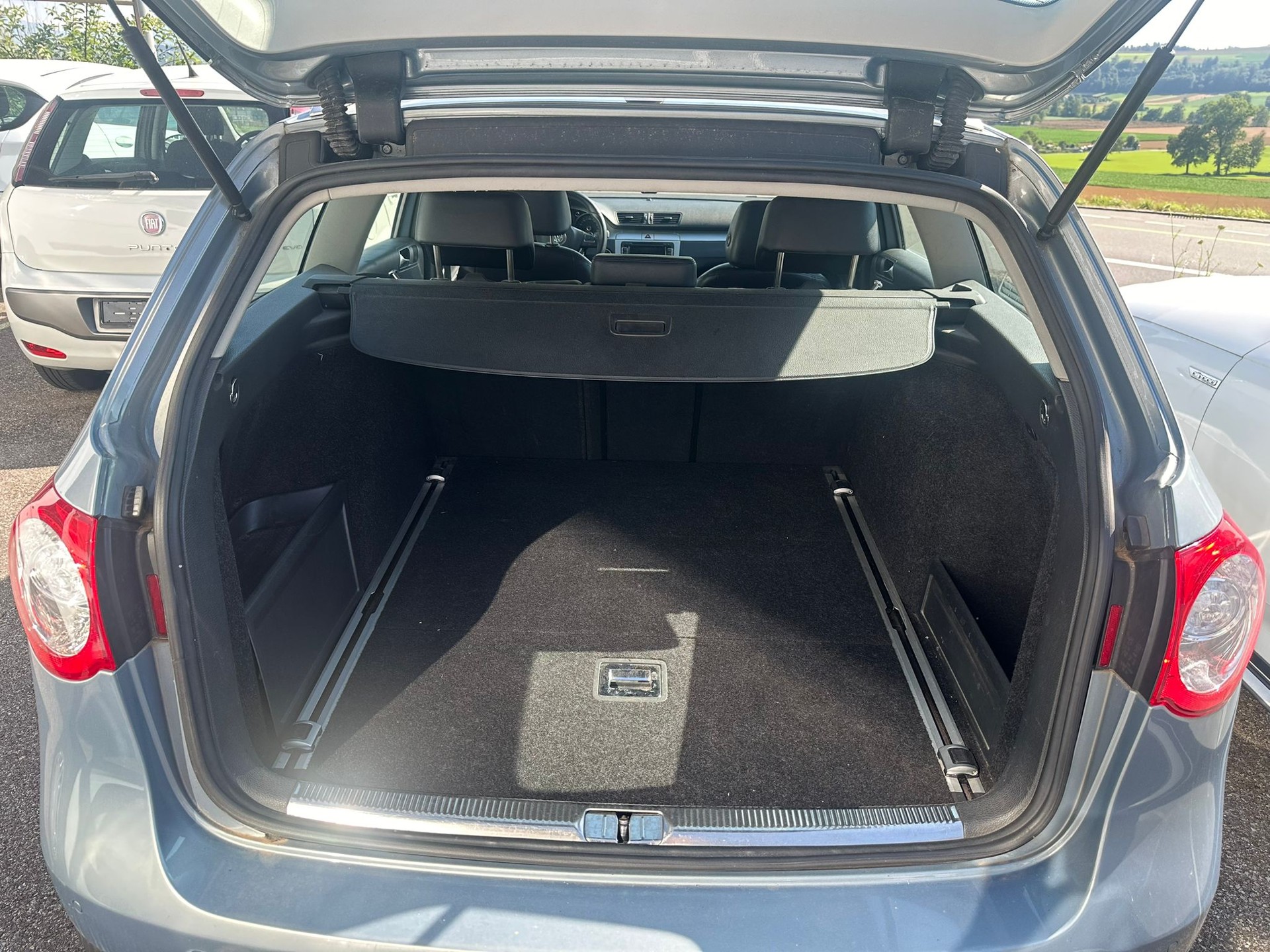 VW Passat Variant 3.2 V6 FSI Premium 4Motion-image-6