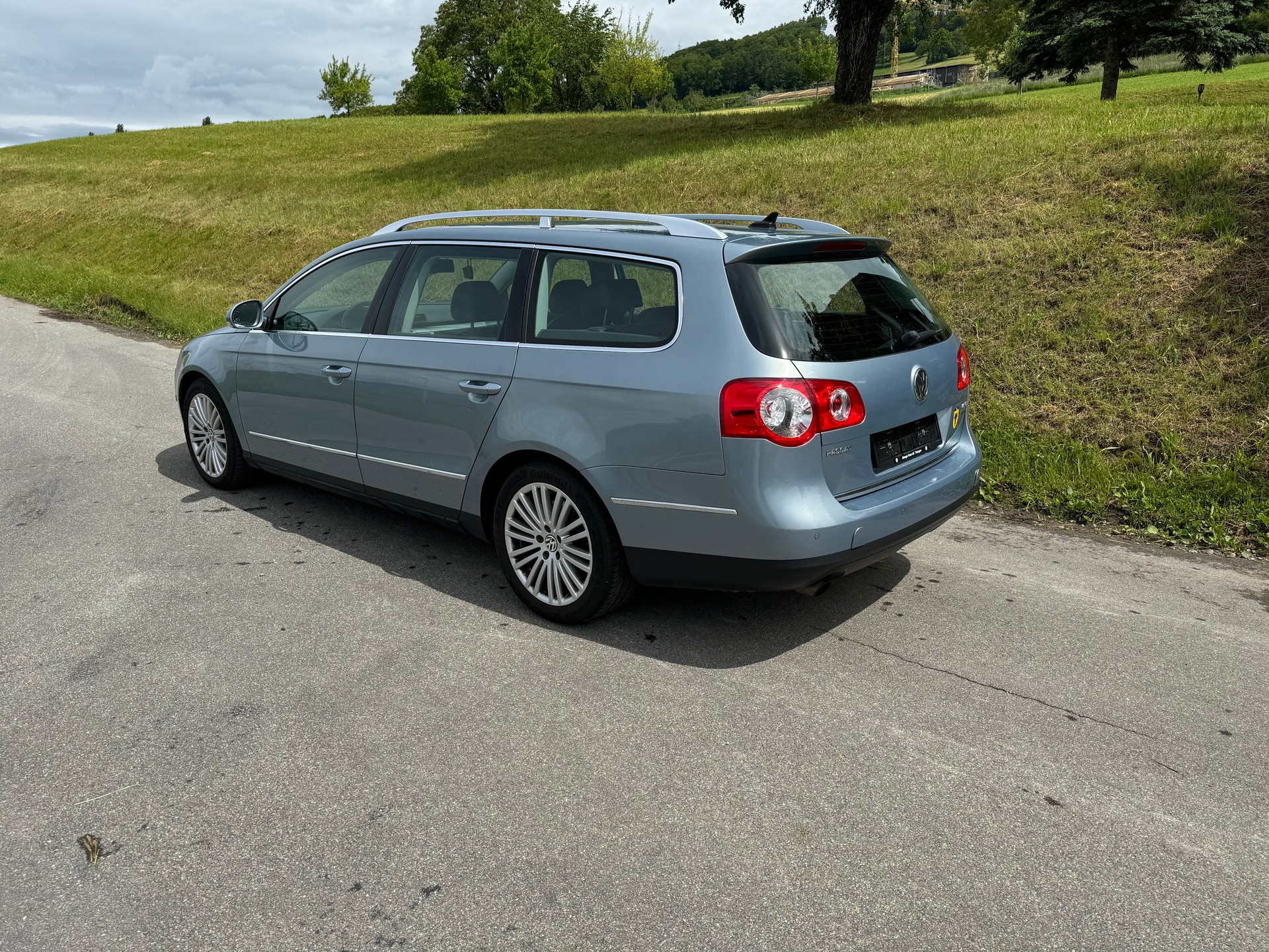 VW Passat Variant 3.2 V6 FSI Premium 4Motion-image-1