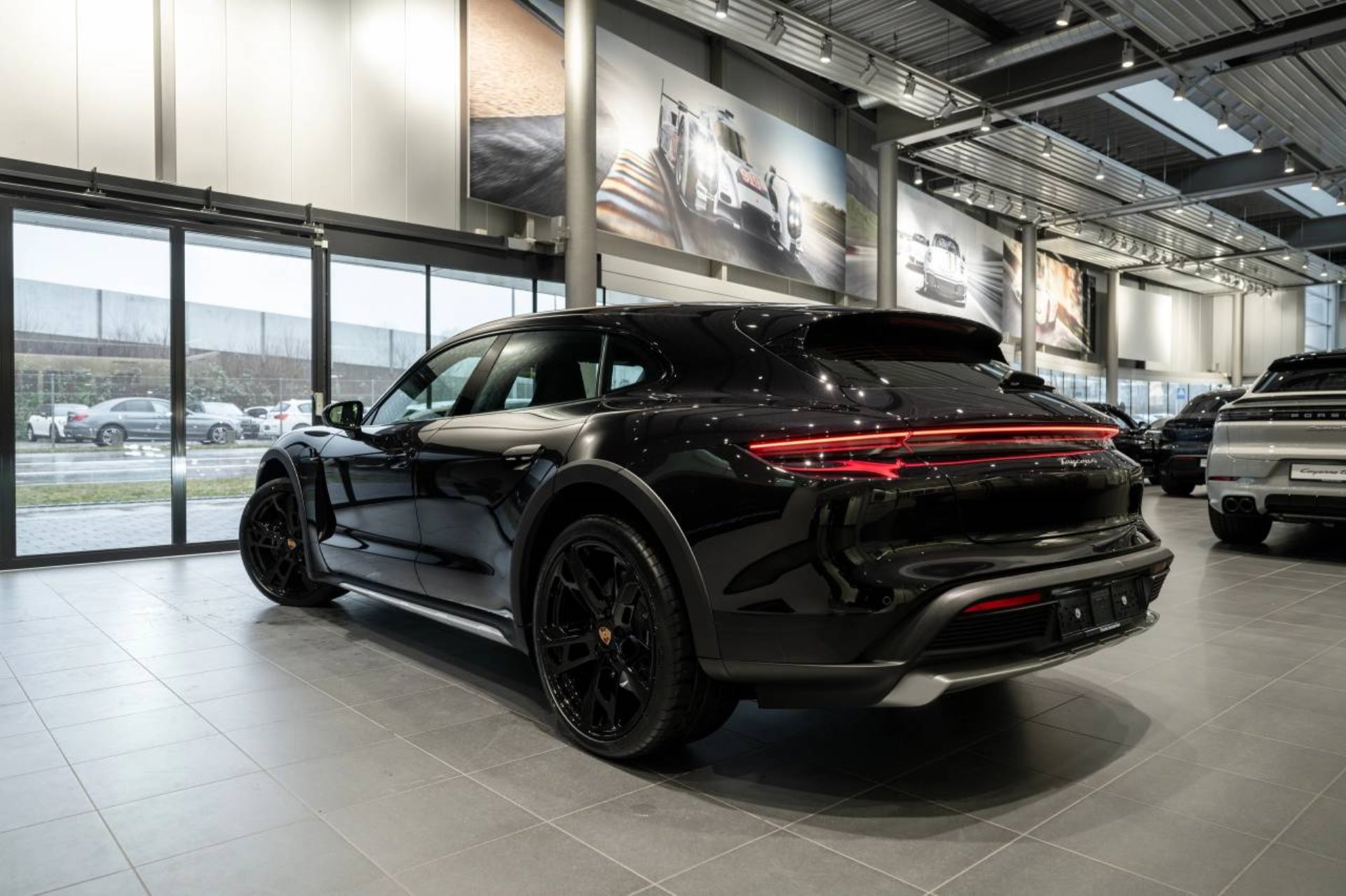 PORSCHE Taycan 4 Cross Turismo-image-7