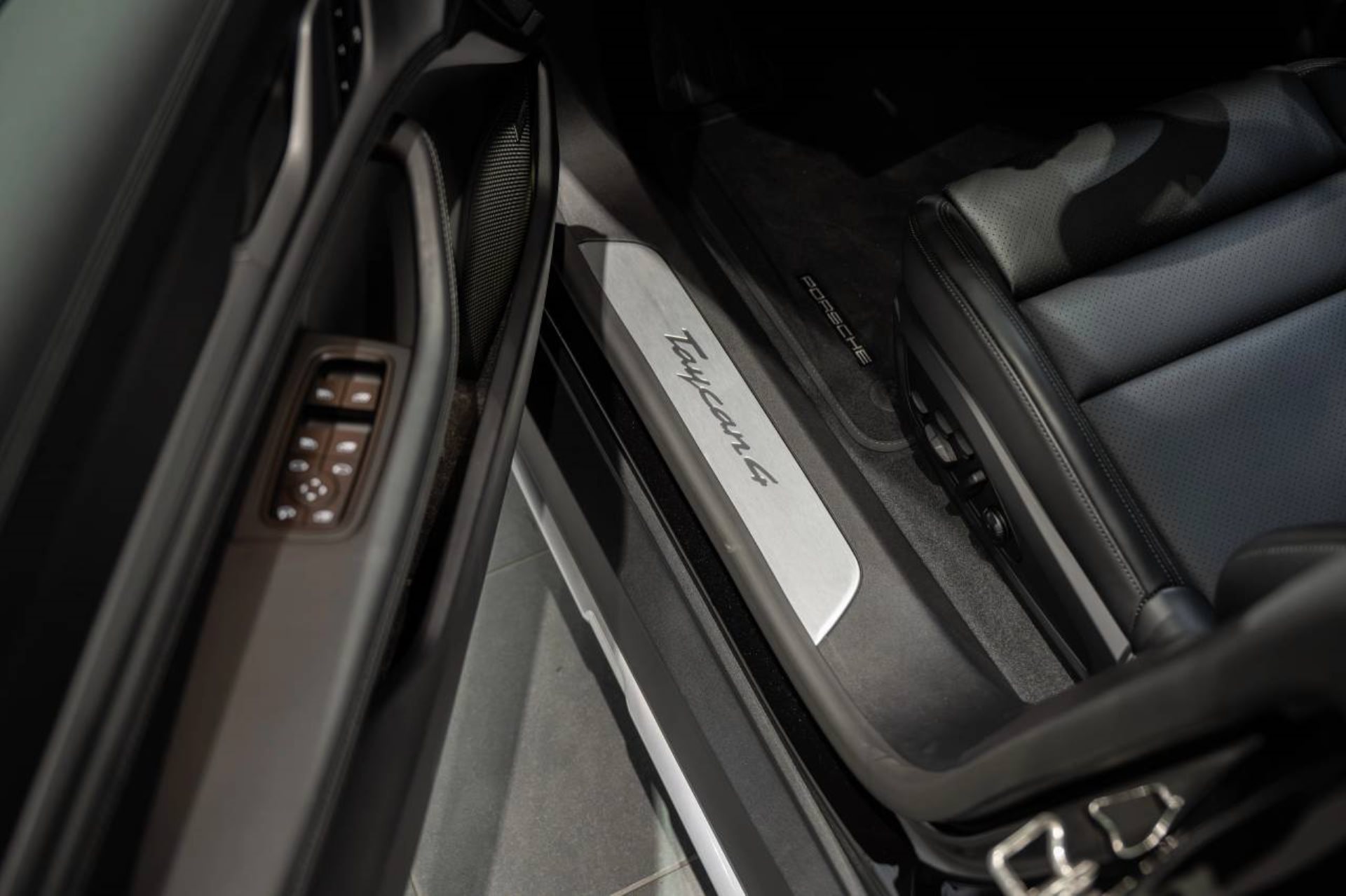 PORSCHE Taycan 4 Cross Turismo-image-19