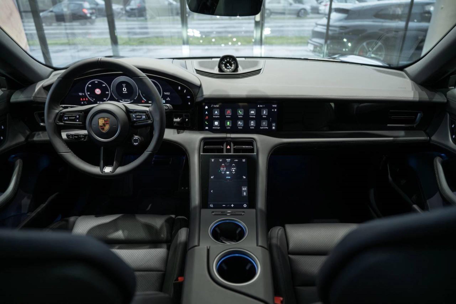 PORSCHE Taycan 4 Cross Turismo-image-15