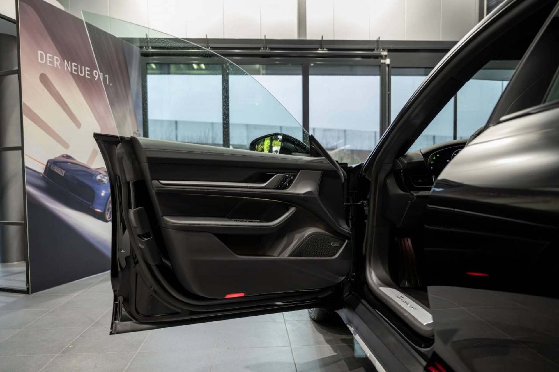 PORSCHE Taycan 4 Cross Turismo-image-18