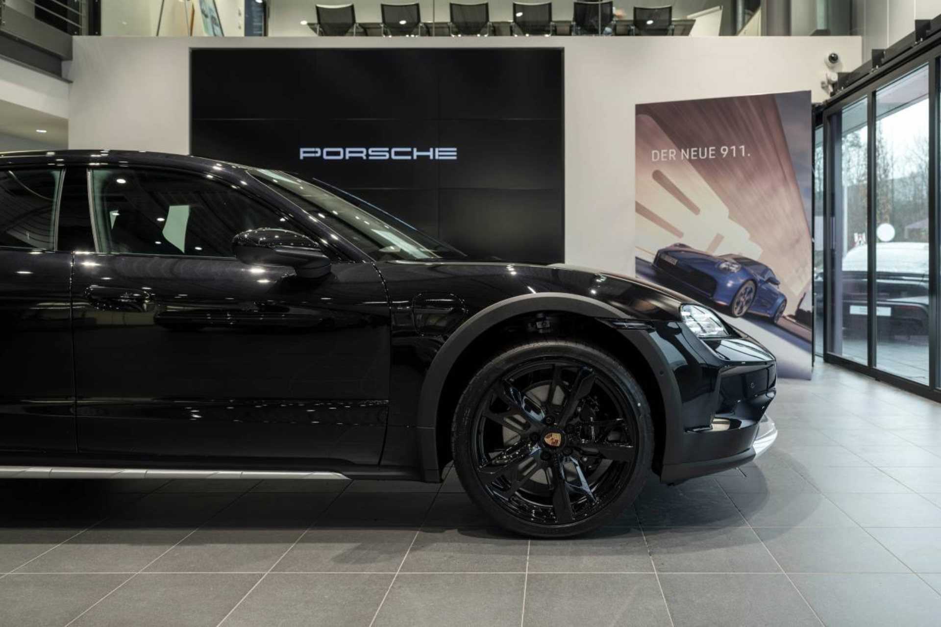 PORSCHE Taycan 4 Cross Turismo-image-11