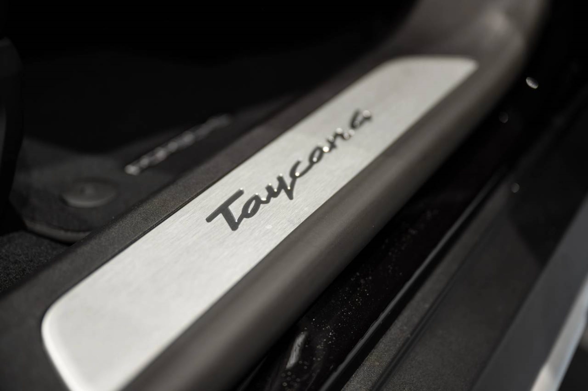 PORSCHE Taycan 4 Cross Turismo-image-23
