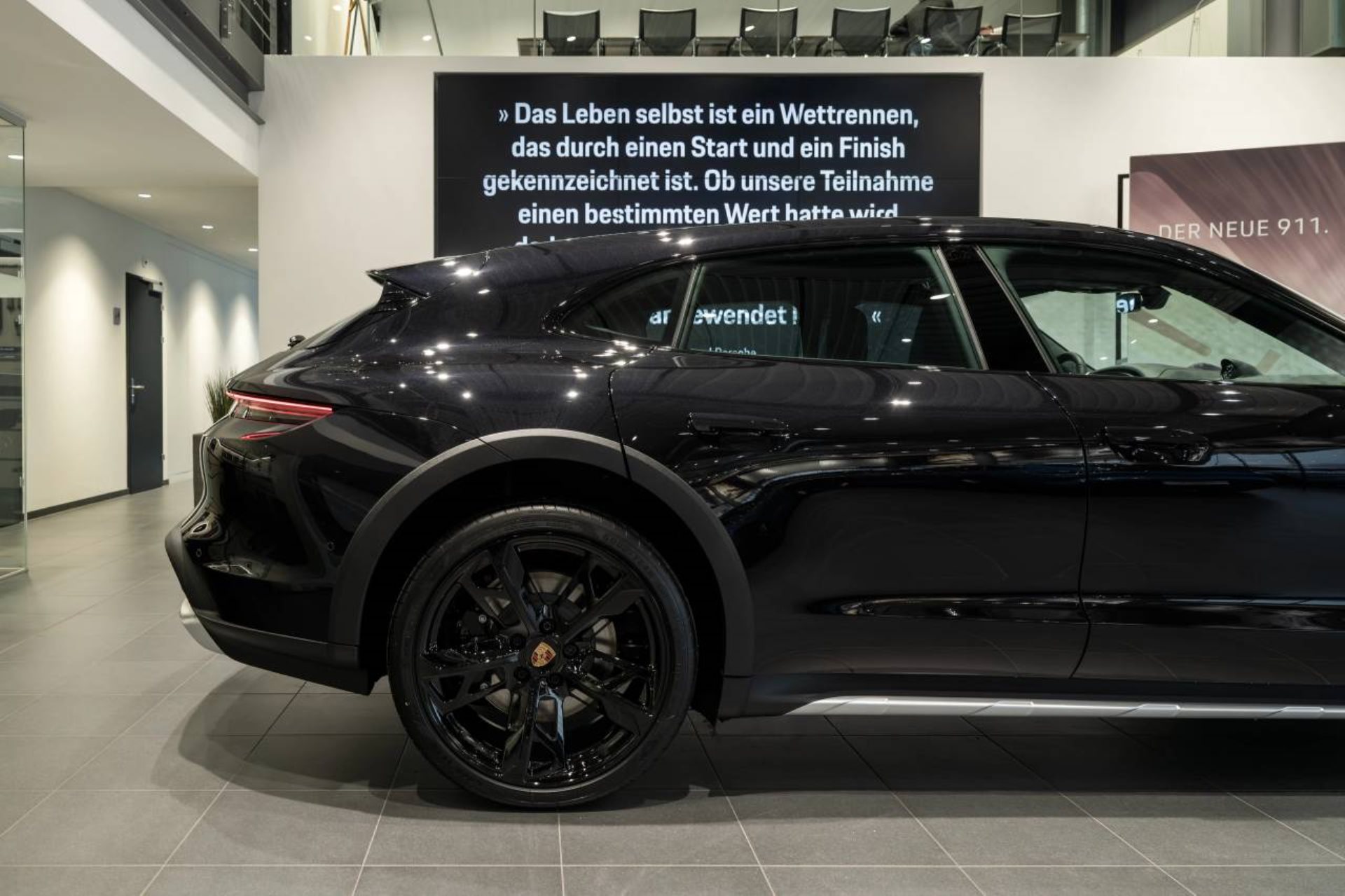 PORSCHE Taycan 4 Cross Turismo-image-10