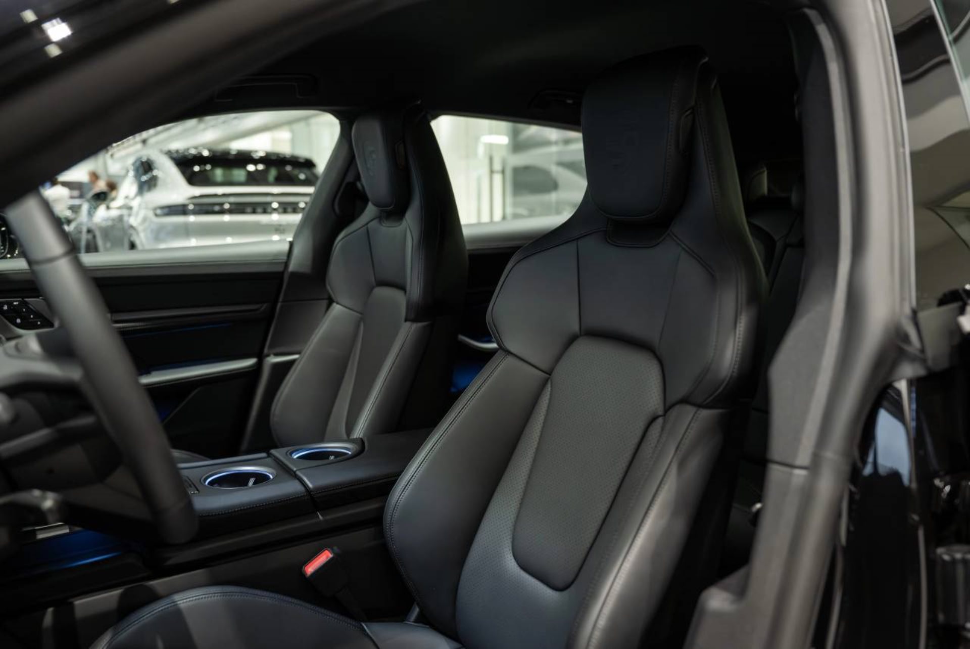 PORSCHE Taycan 4 Cross Turismo-image-4