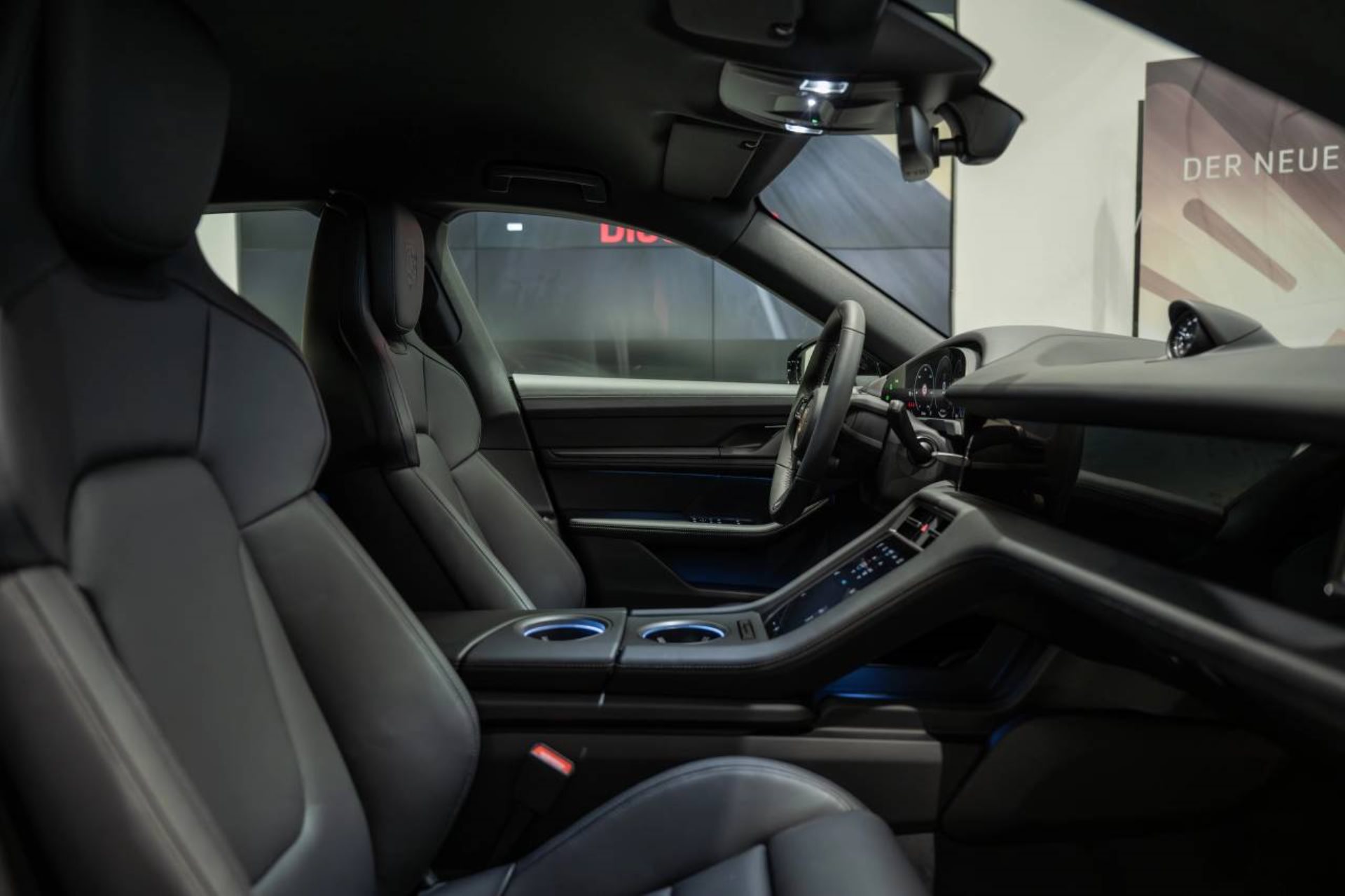 PORSCHE Taycan 4 Cross Turismo-image-17
