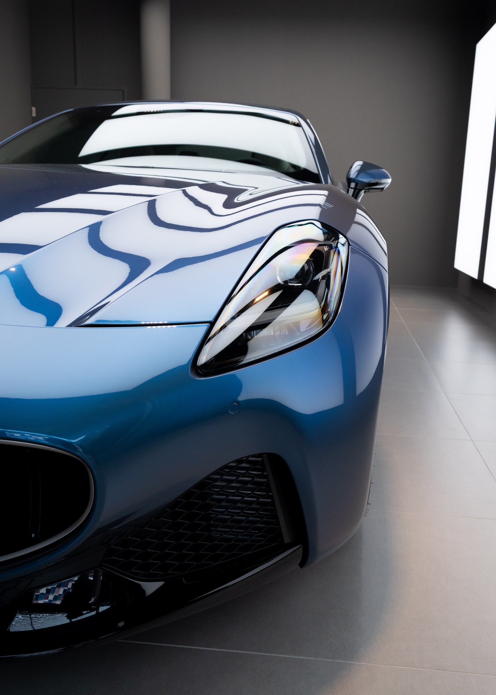 MASERATI GranCabrio Modena - Azzurro Astro Glossy - FUORISERIE - 2.99% Leasing-image-3