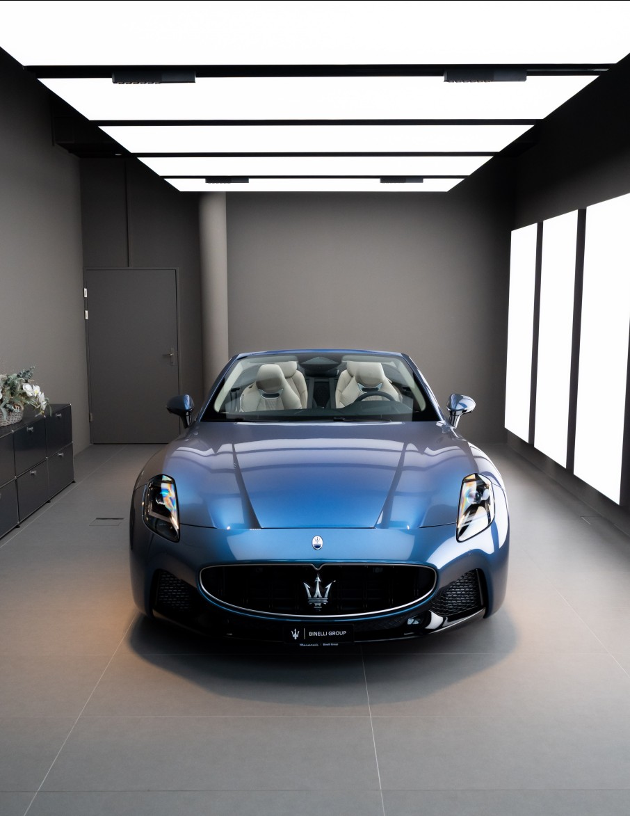 MASERATI GranCabrio Modena - Azzurro Astro Glossy - FUORISERIE - 2.99% Leasing-image-0
