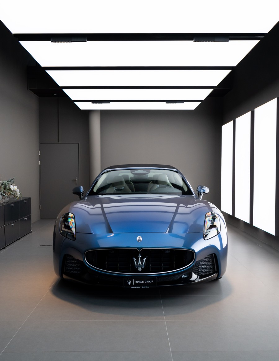 MASERATI GranCabrio Modena - Azzurro Astro Glossy - FUORISERIE - 2.99% Leasing-image-1