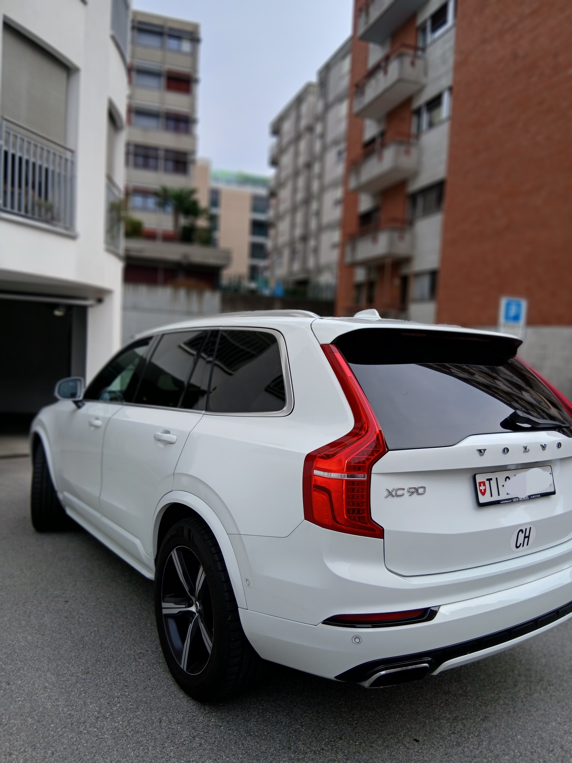 VOLVO XC90 D5 AWD R-Design Geartronic-image-4