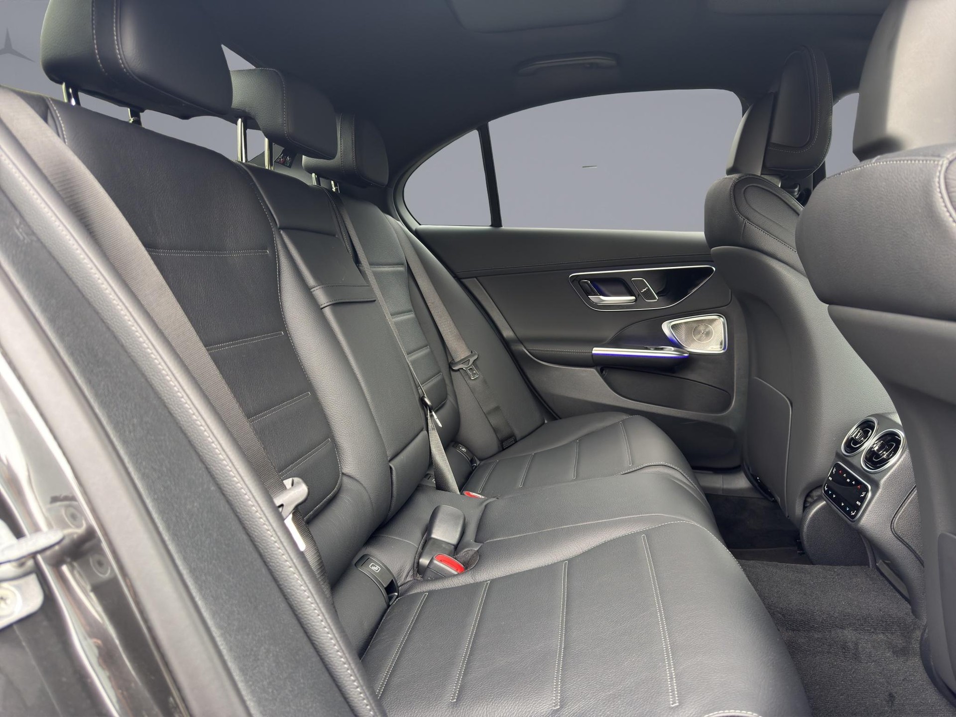 MERCEDES-BENZ C 300 AMG Line 4matic-image-16
