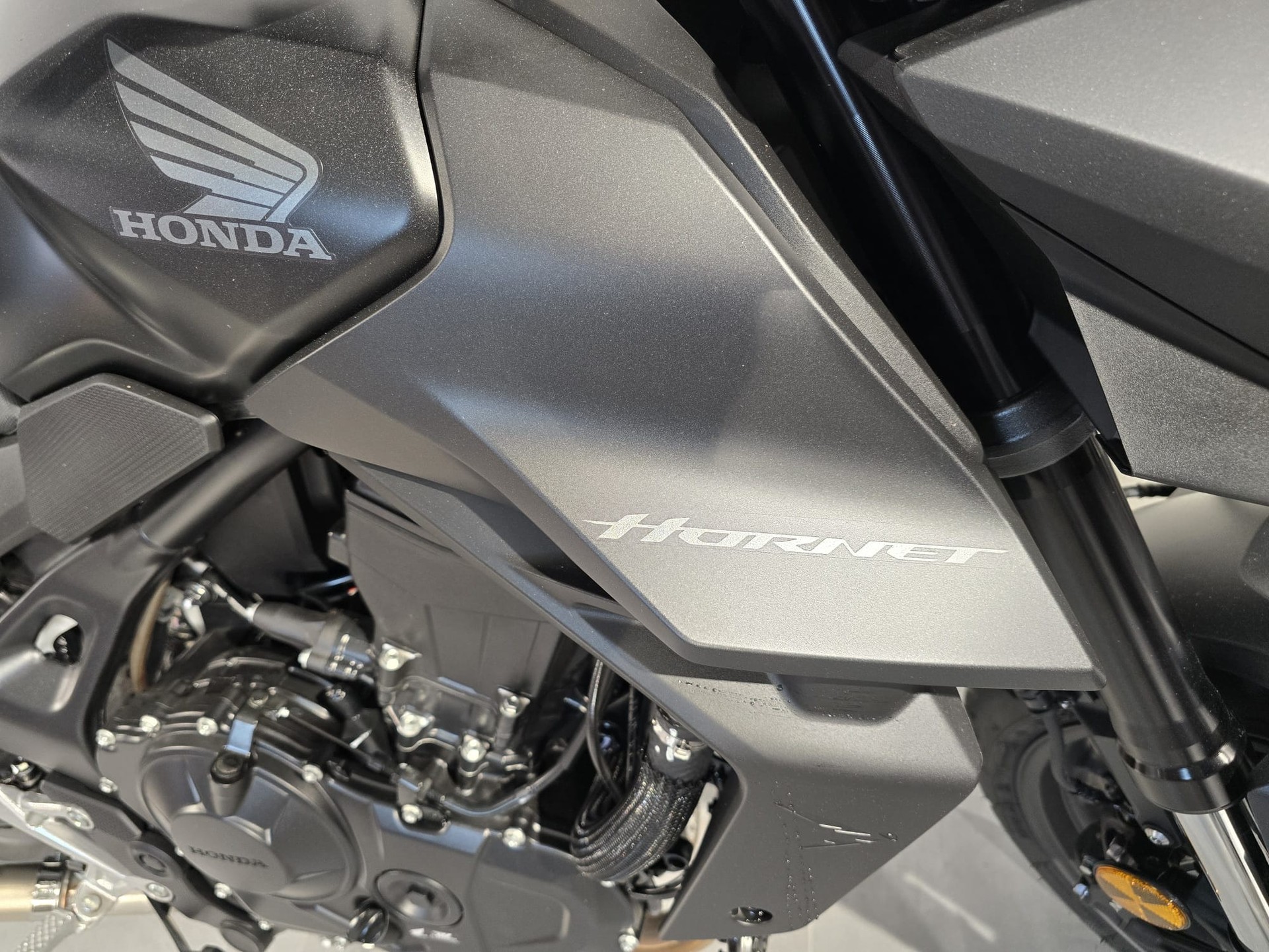HONDA CB 750 Hornet-showroom-element-2