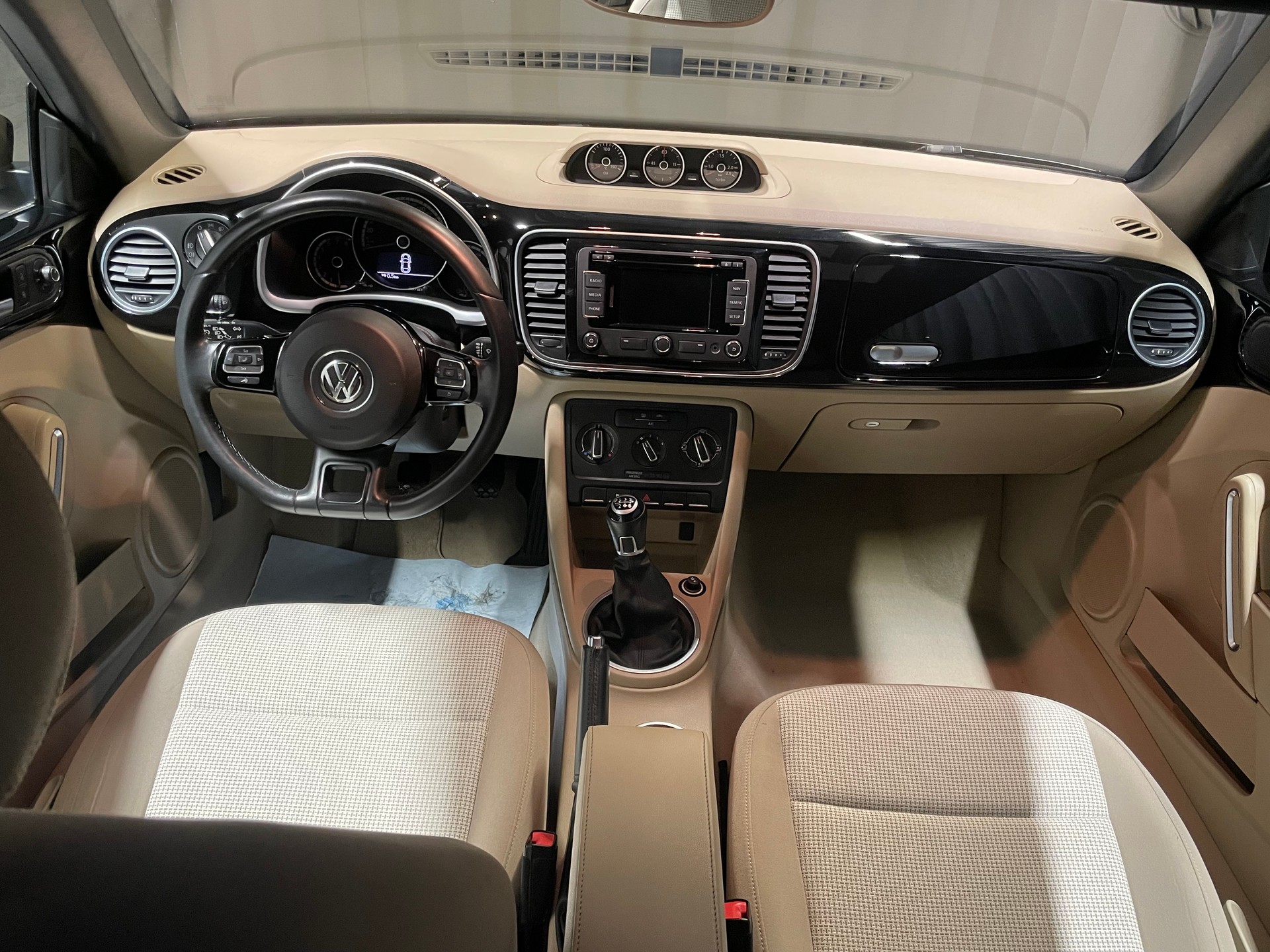 VW Beetle Cabrio 1.2 TSI (12)-image-6