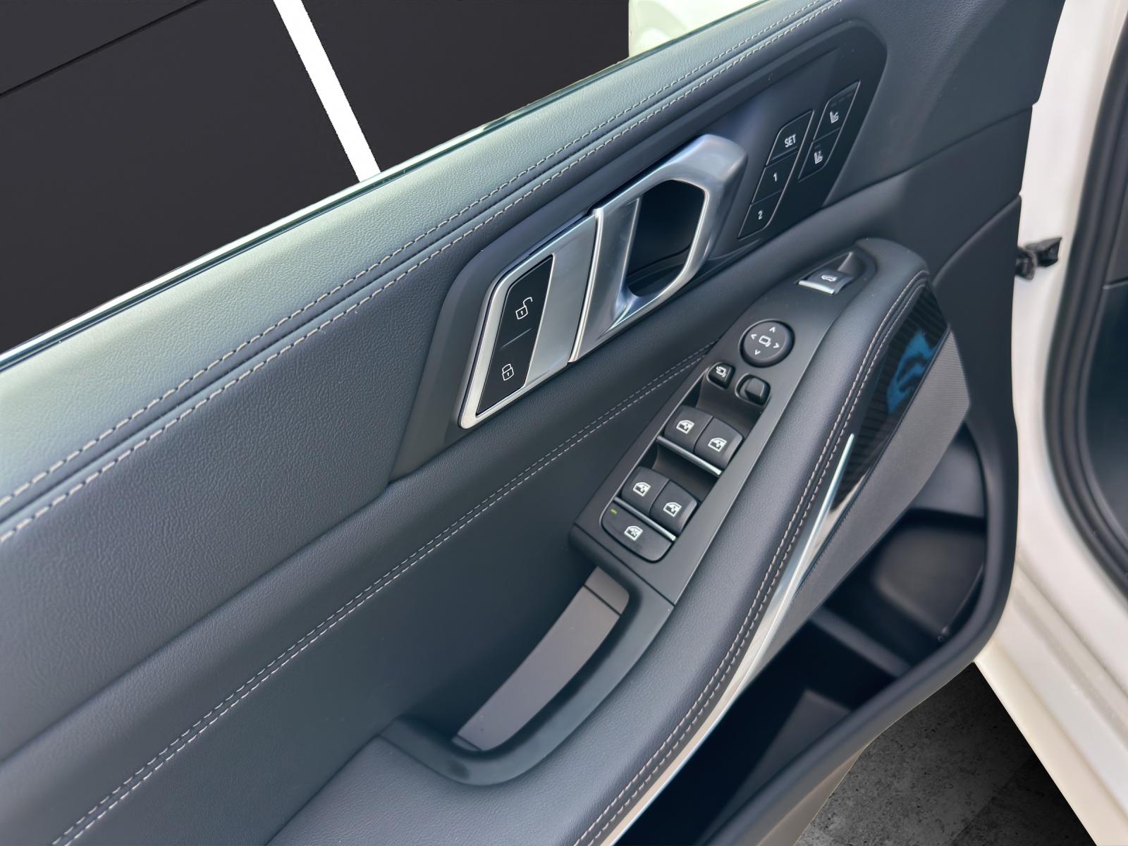 BMW X5 M60i xDrive-image-13