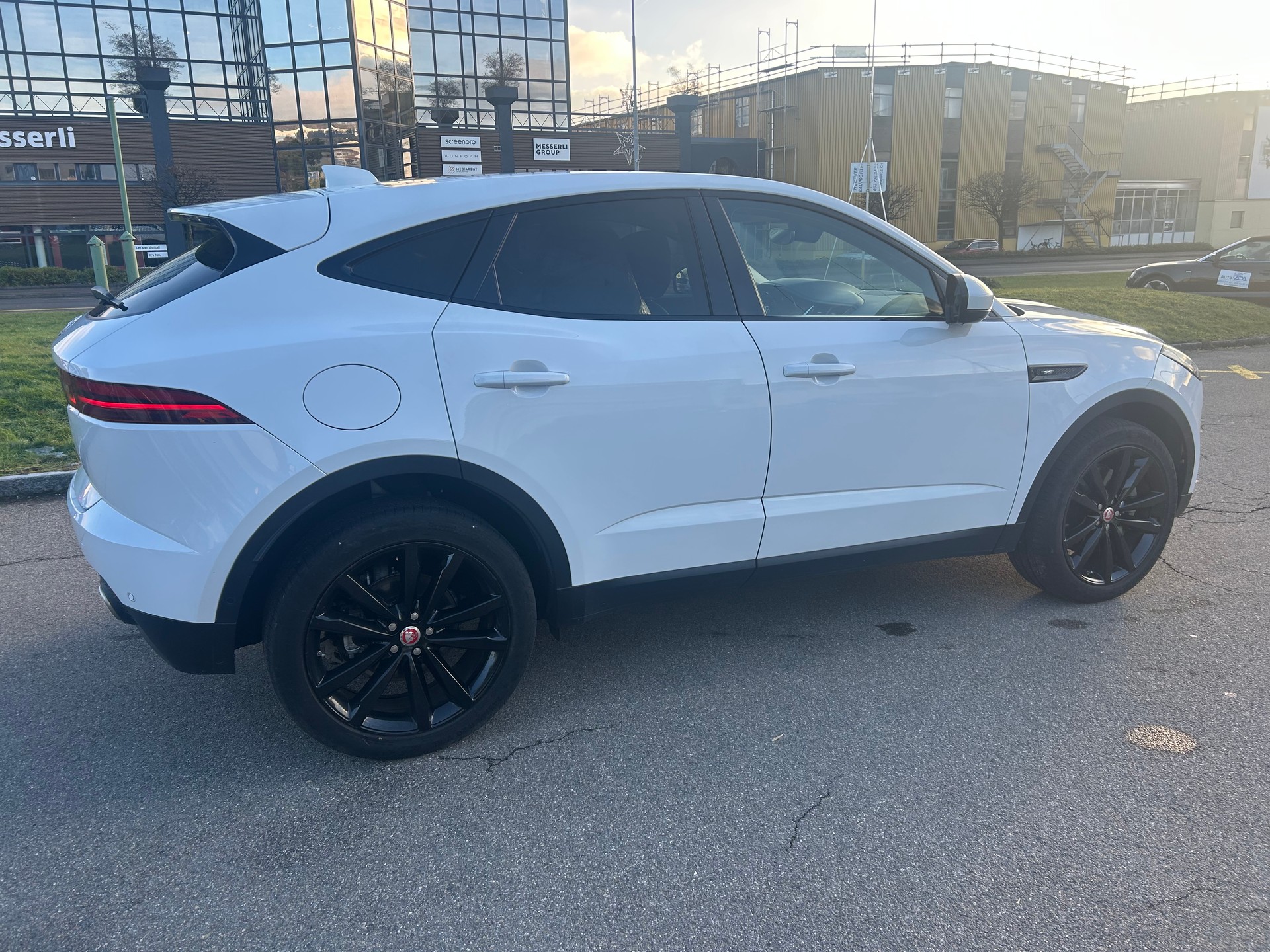 JAGUAR E-Pace P200 R-Dynamic Chequered Flag AWD Automatik-image-7