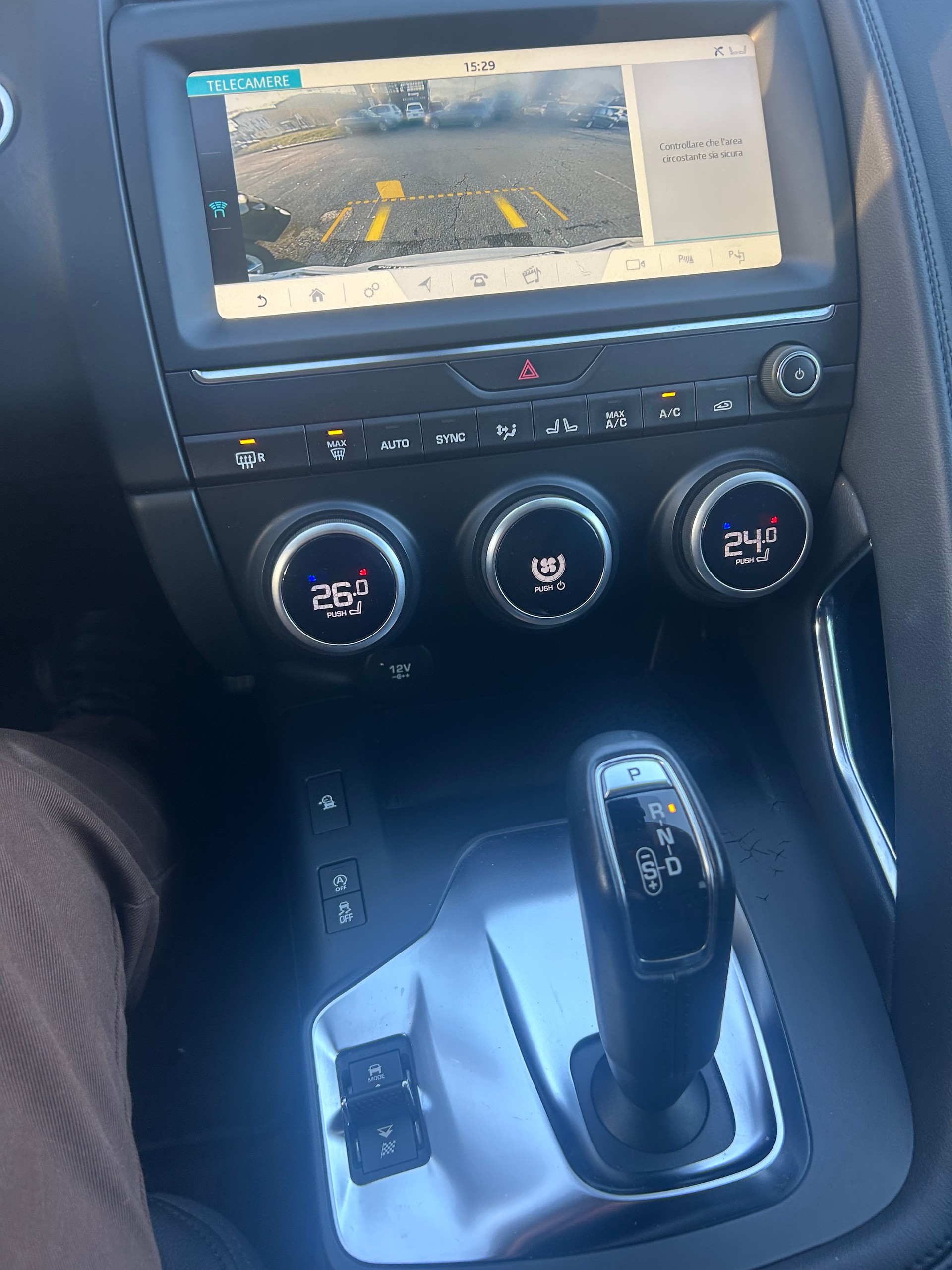 JAGUAR E-Pace P200 R-Dynamic Chequered Flag AWD Automatik-image-1