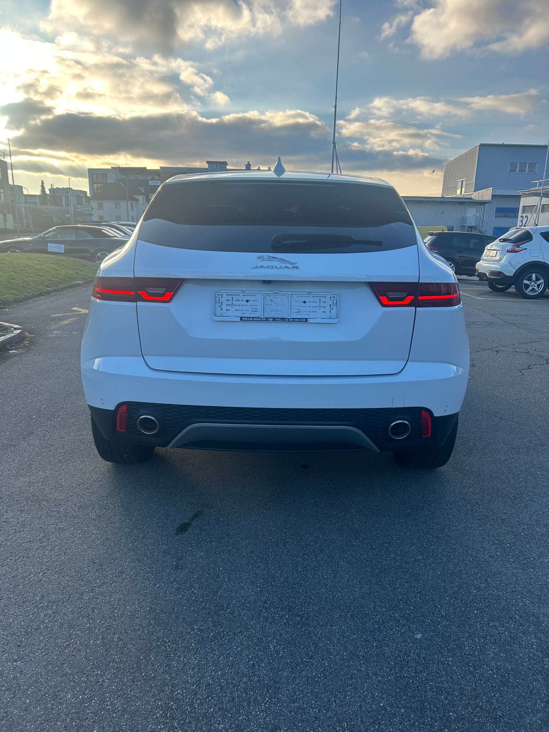 JAGUAR E-Pace P200 R-Dynamic Chequered Flag AWD Automatik-image-12
