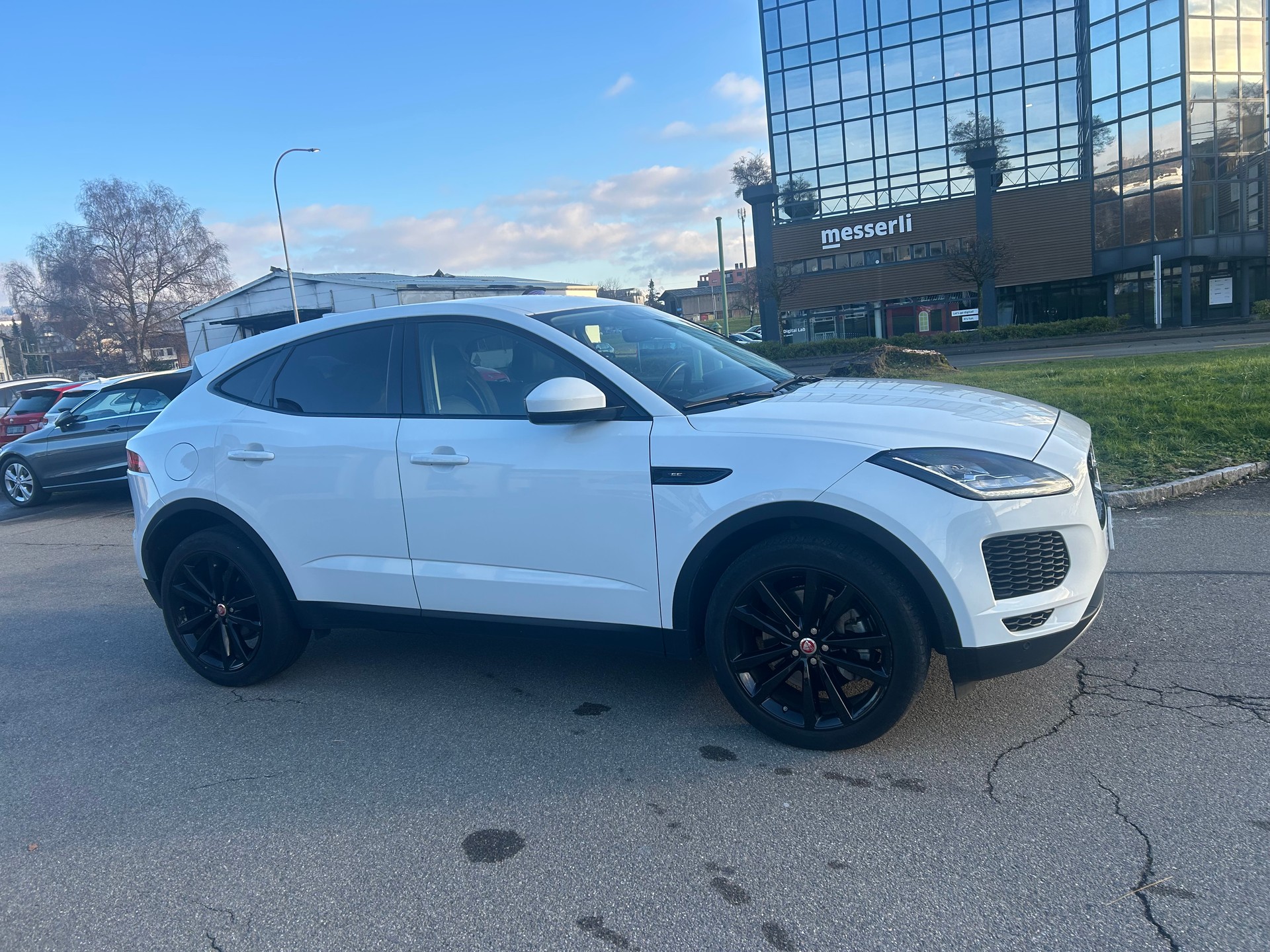 JAGUAR E-Pace P200 R-Dynamic Chequered Flag AWD Automatik-image-6