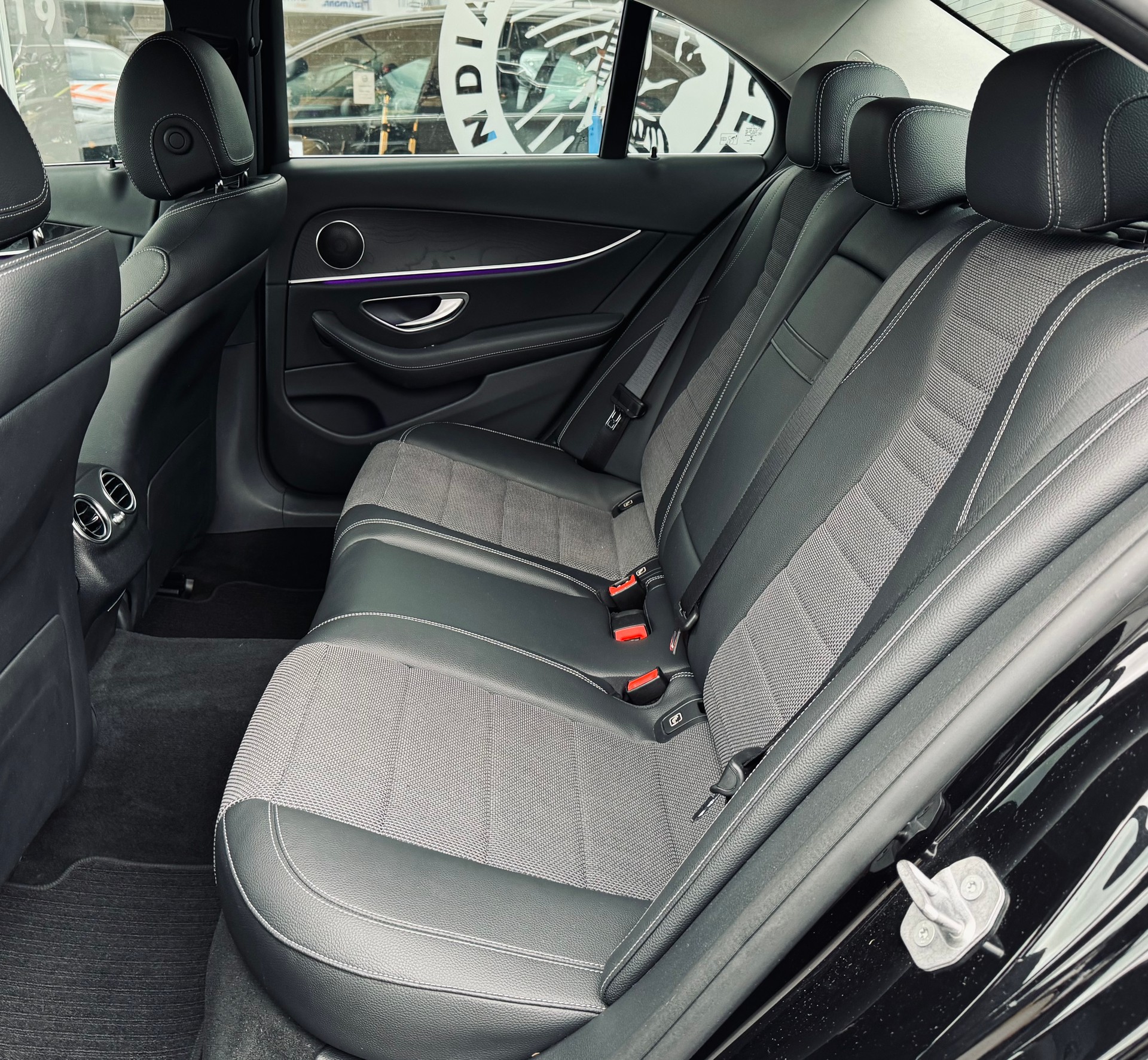 MERCEDES-BENZ E 400 Avantgarde 4Matic 9G-Tronic-image-8