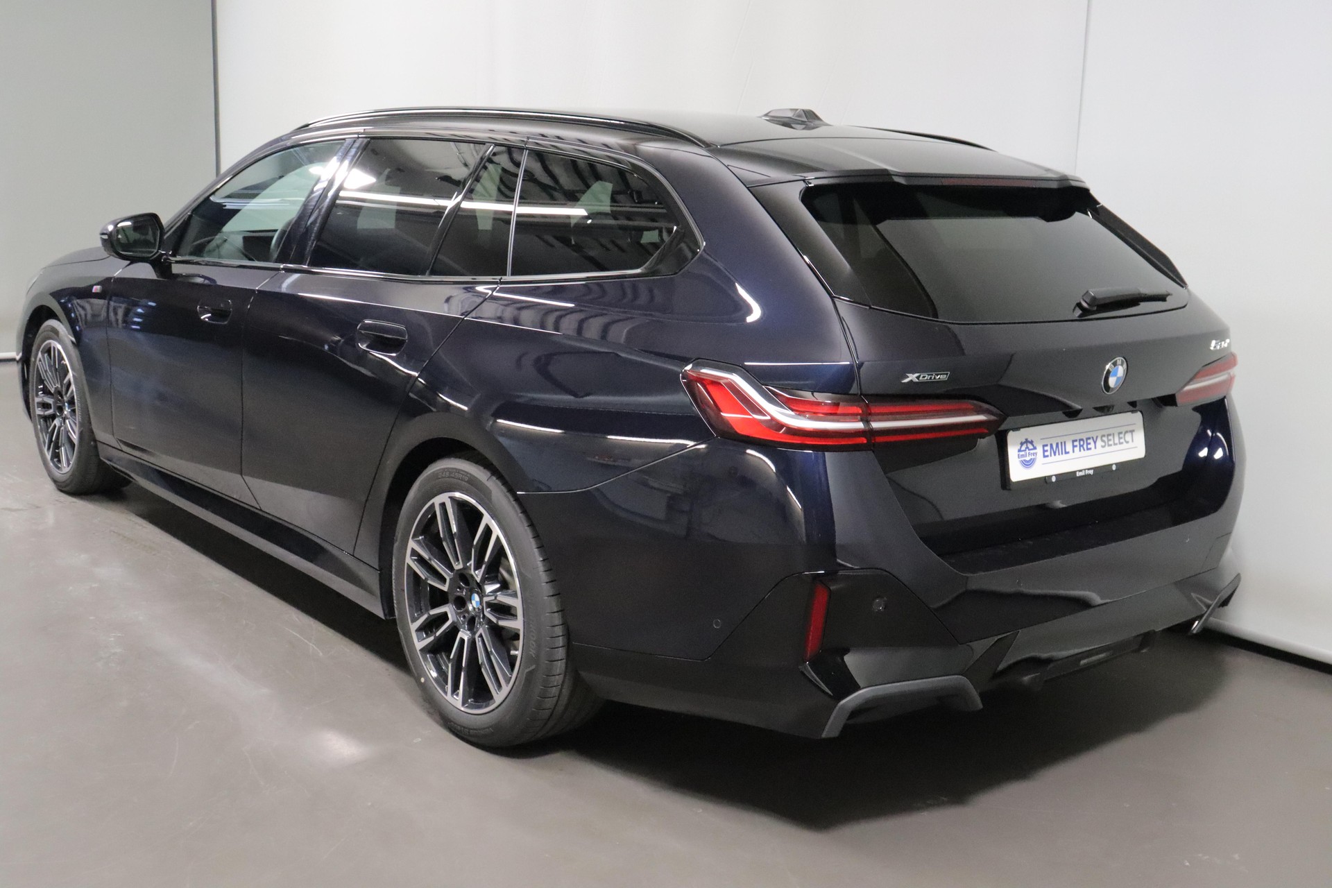 BMW 520d xDrive Touring-image-13