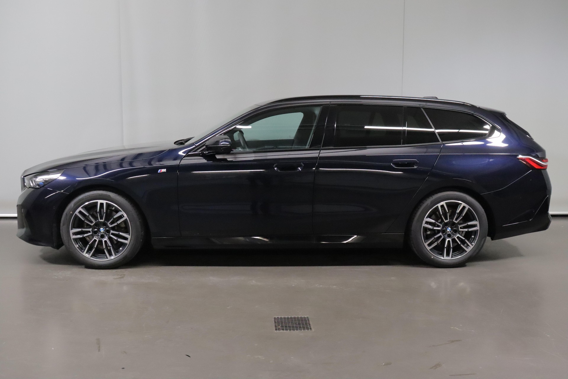 BMW 520d xDrive Touring-image-4