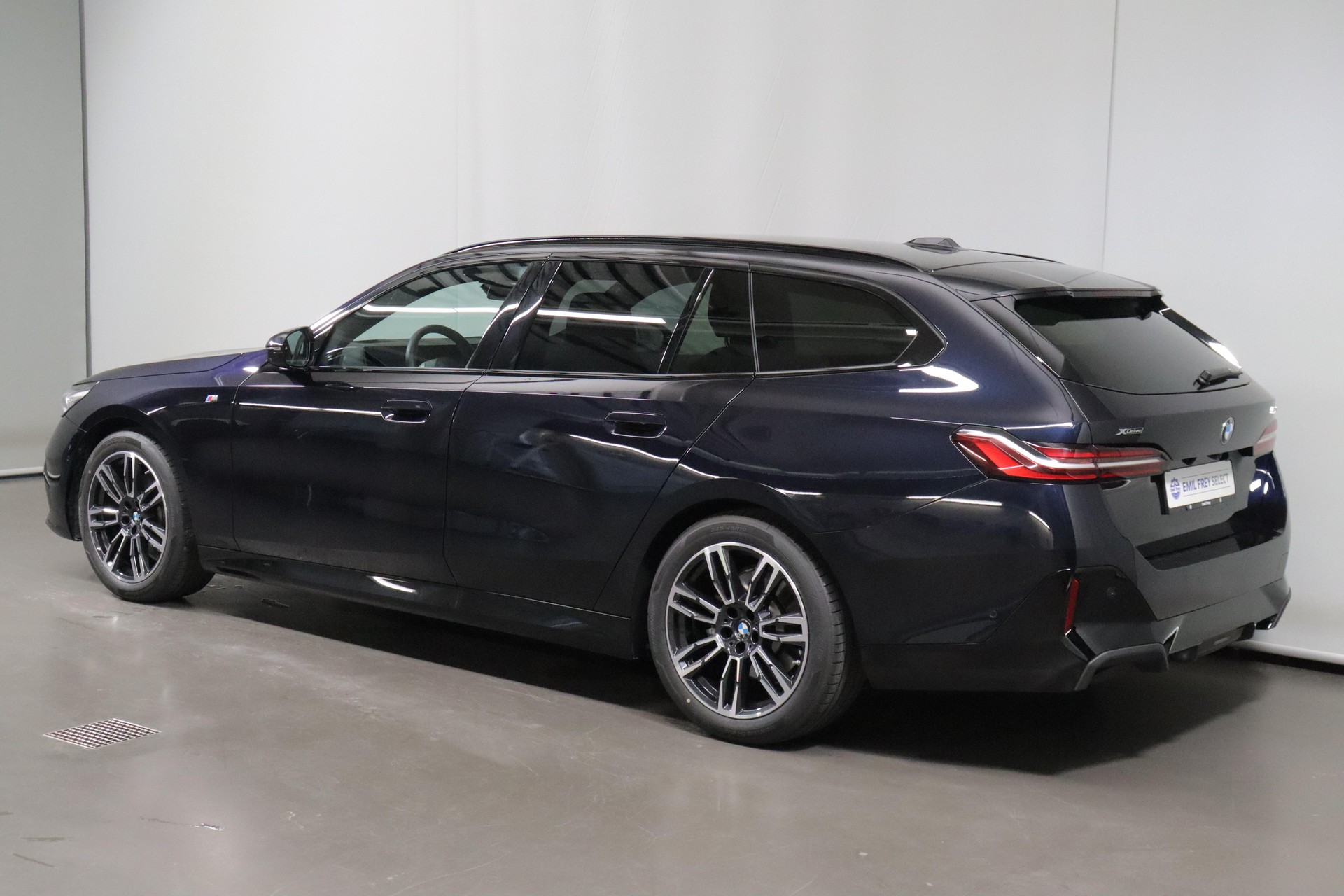 BMW 520d xDrive Touring-image-10