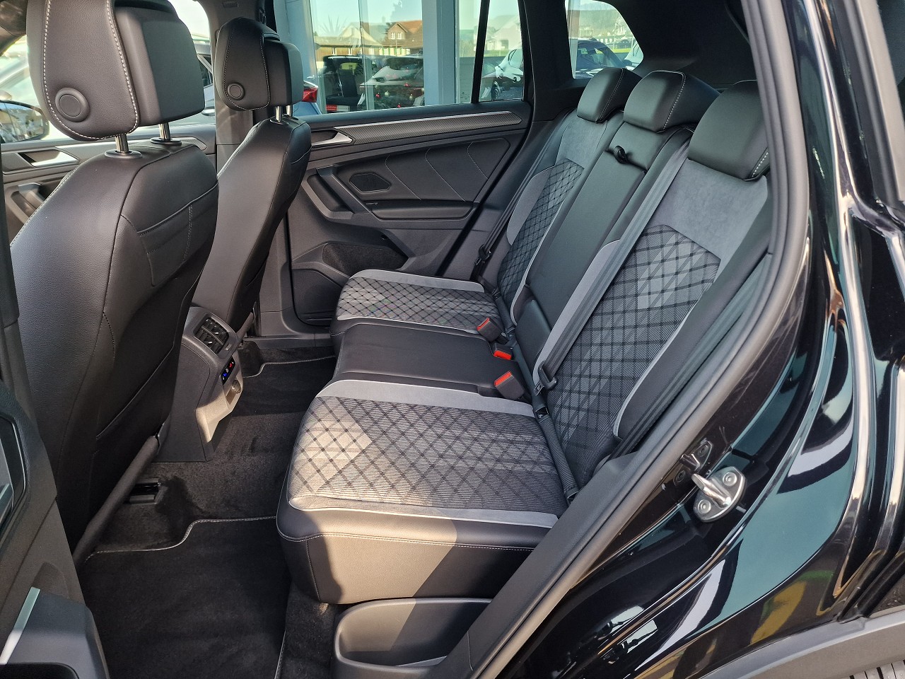 VW Tiguan 2.0TSI R-Line 4Motion DSG-image-11
