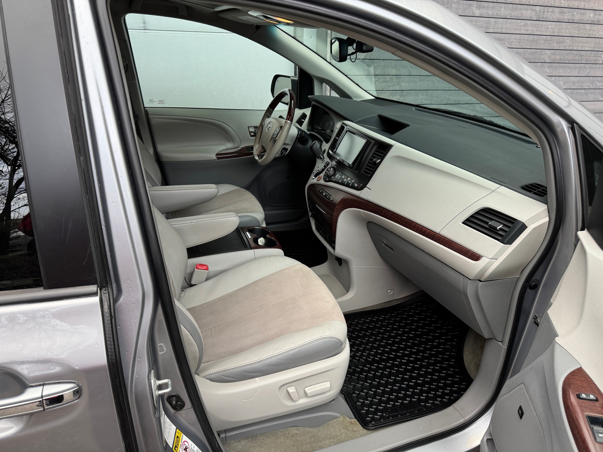 TOYOTA Sienna-image-9