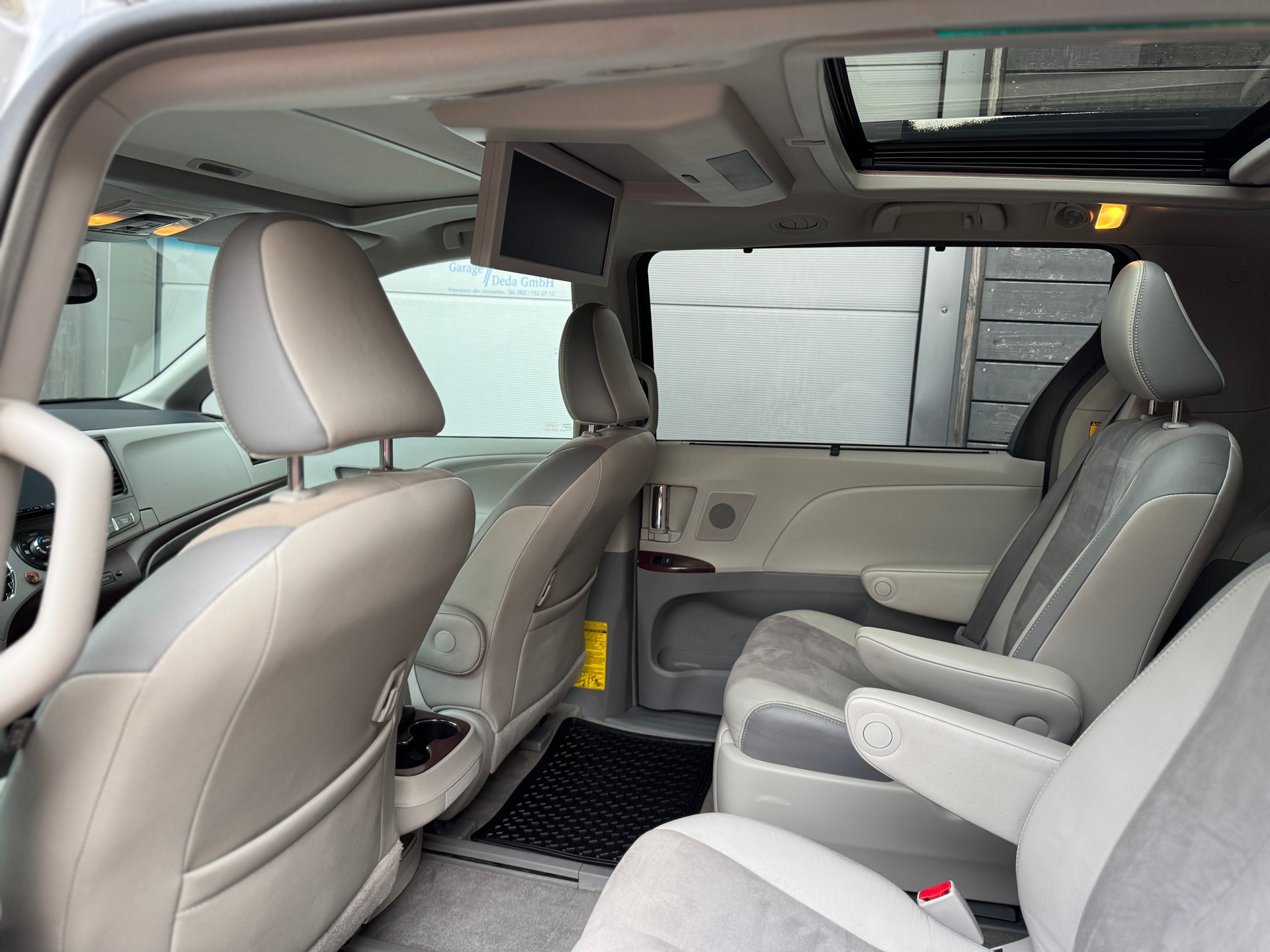 TOYOTA Sienna-image-13