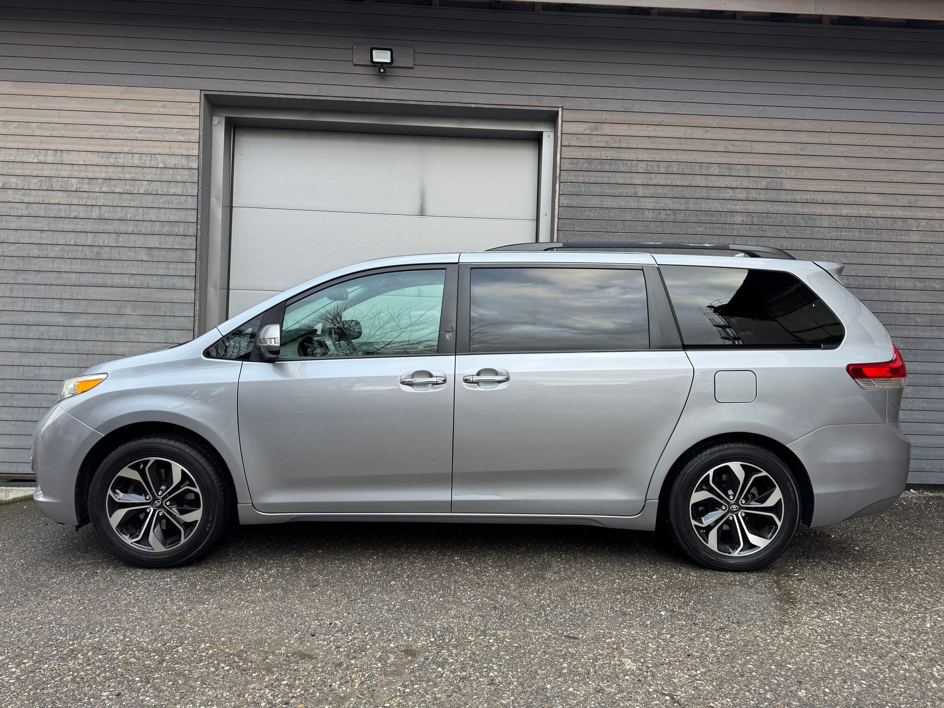 TOYOTA Sienna-image-3